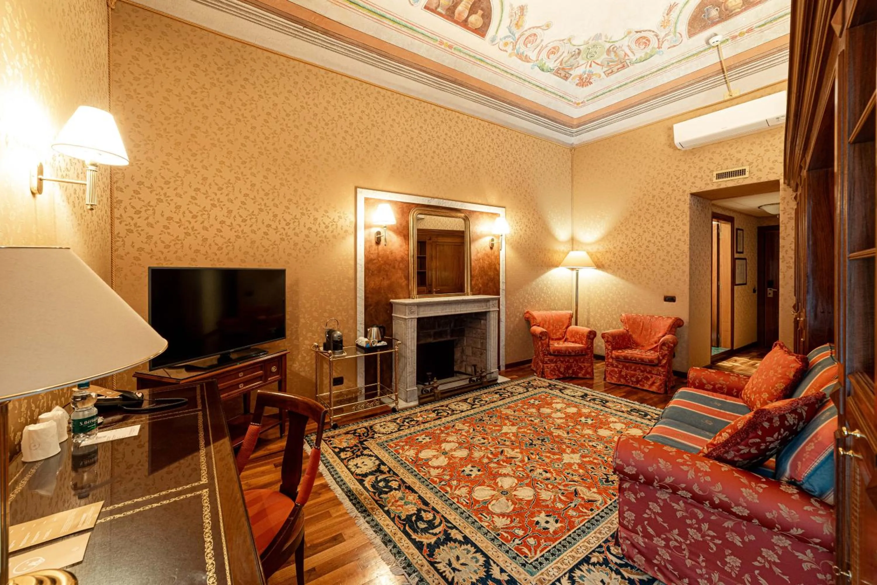 Communal lounge/ TV room in Phi Hotel Principe