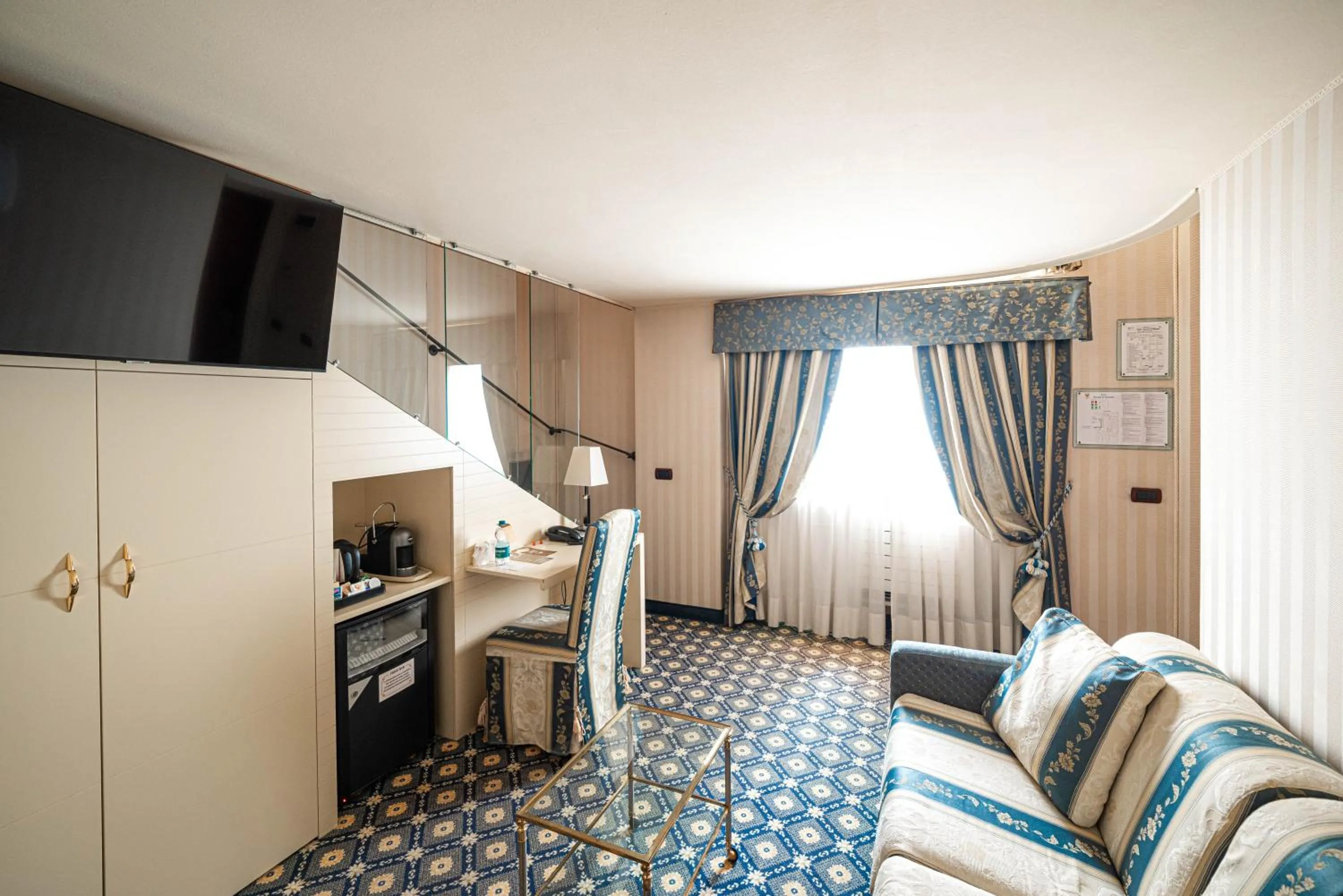 Communal lounge/ TV room, Bed in Phi Hotel Principe