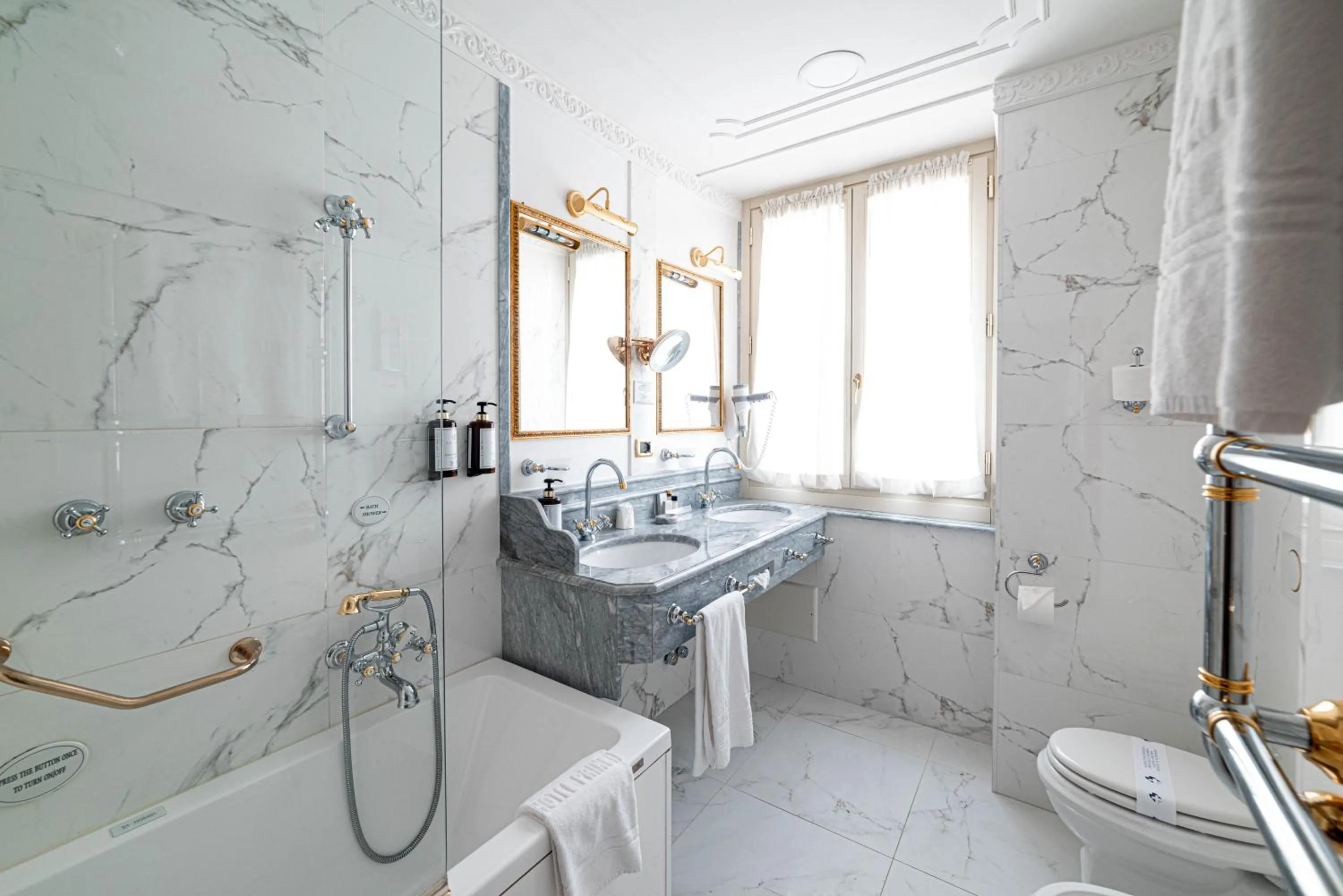 Bathroom in Phi Hotel Principe