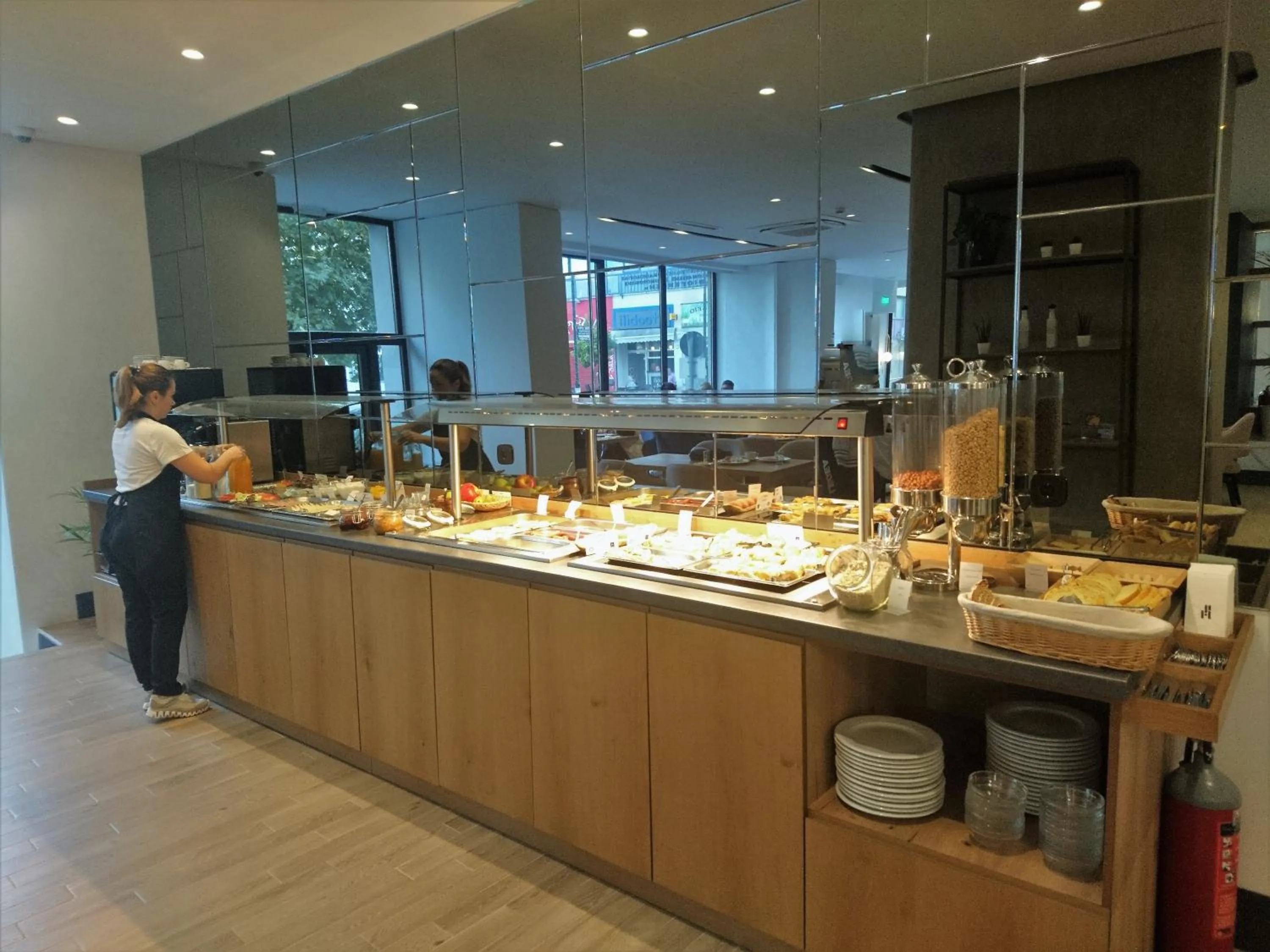 Restaurant/places to eat in Hotel Park