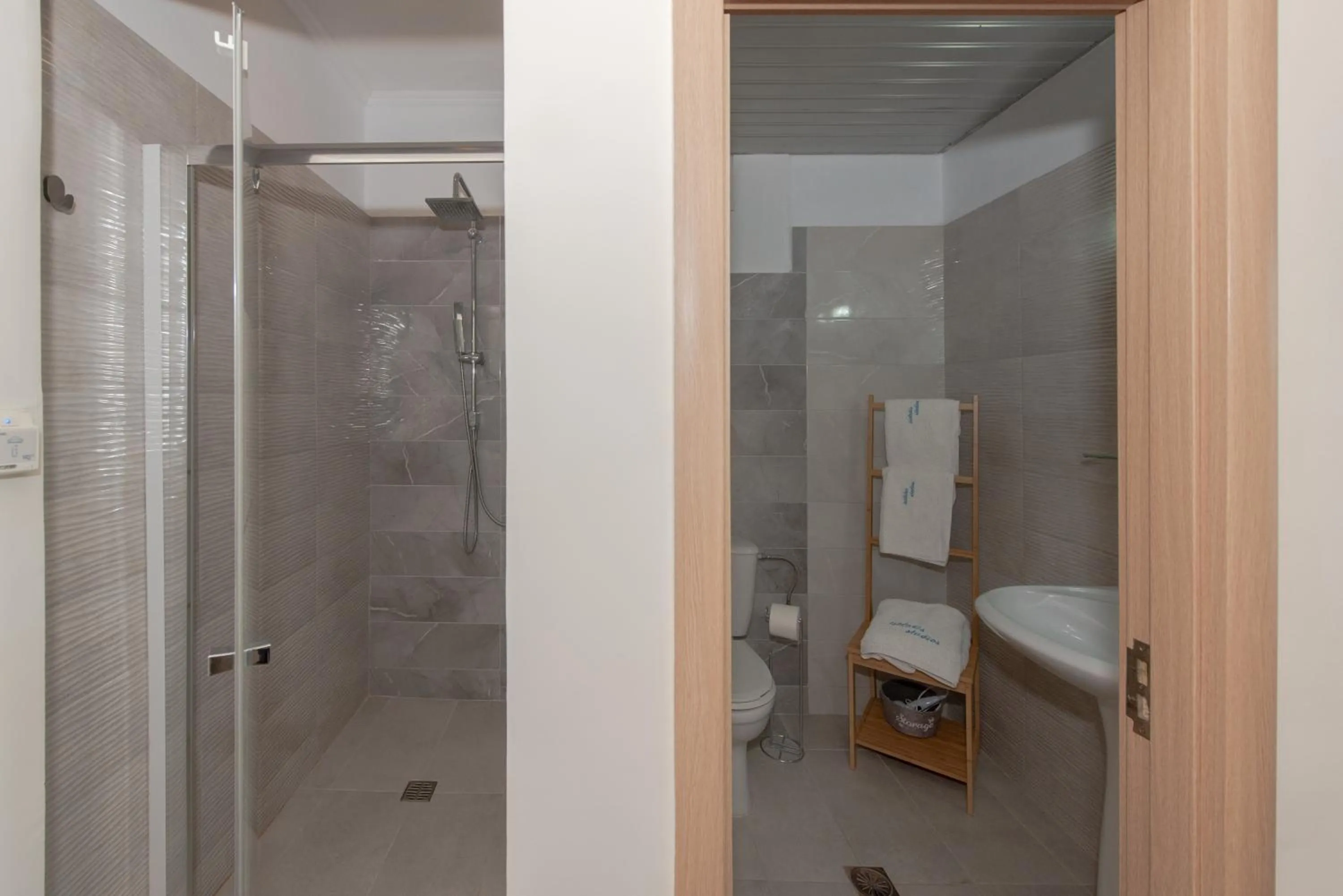 Shower in Tsolakis Studios & Apartments
