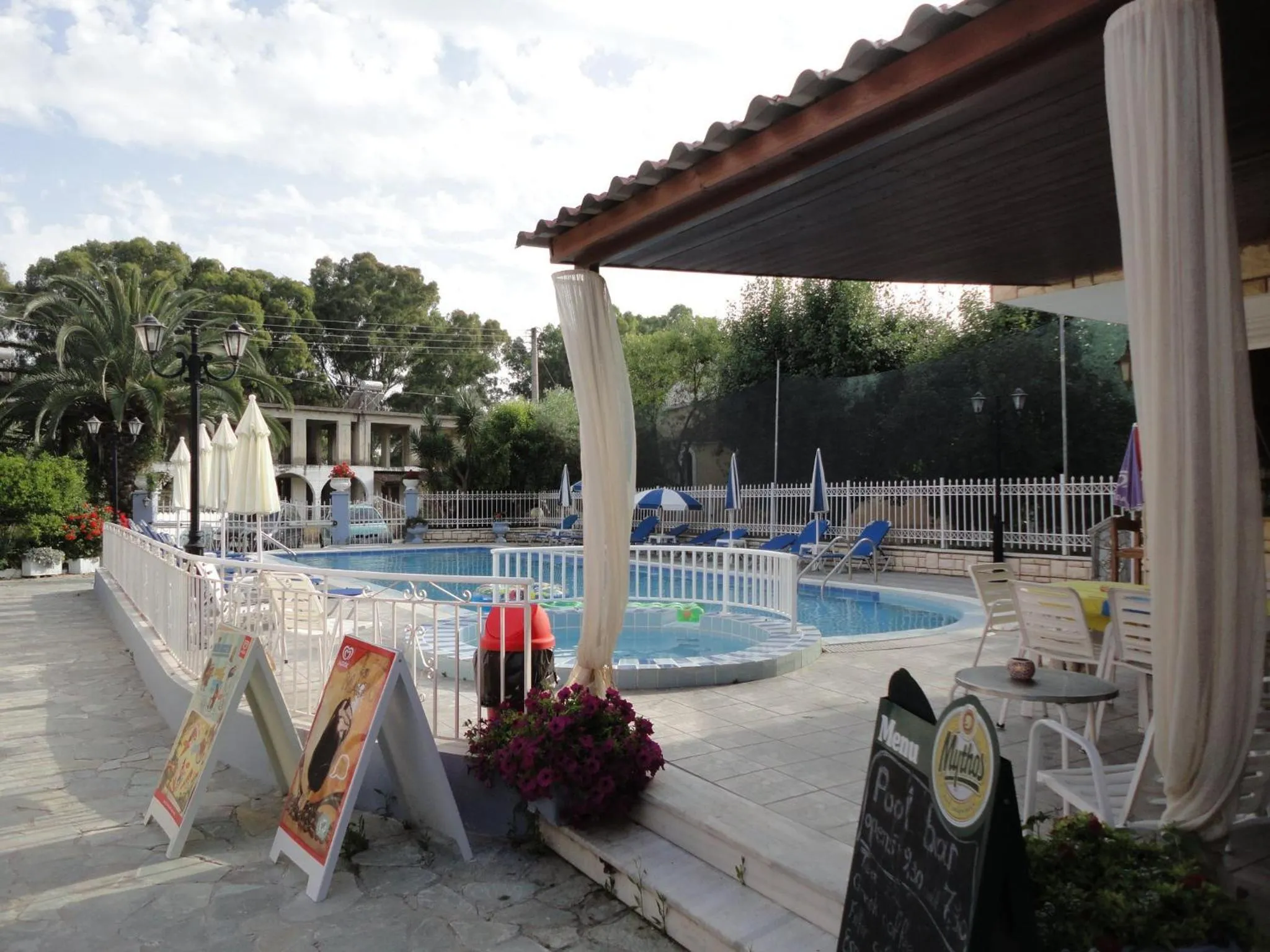 Restaurant/places to eat in Tsolakis Studios & Apartments