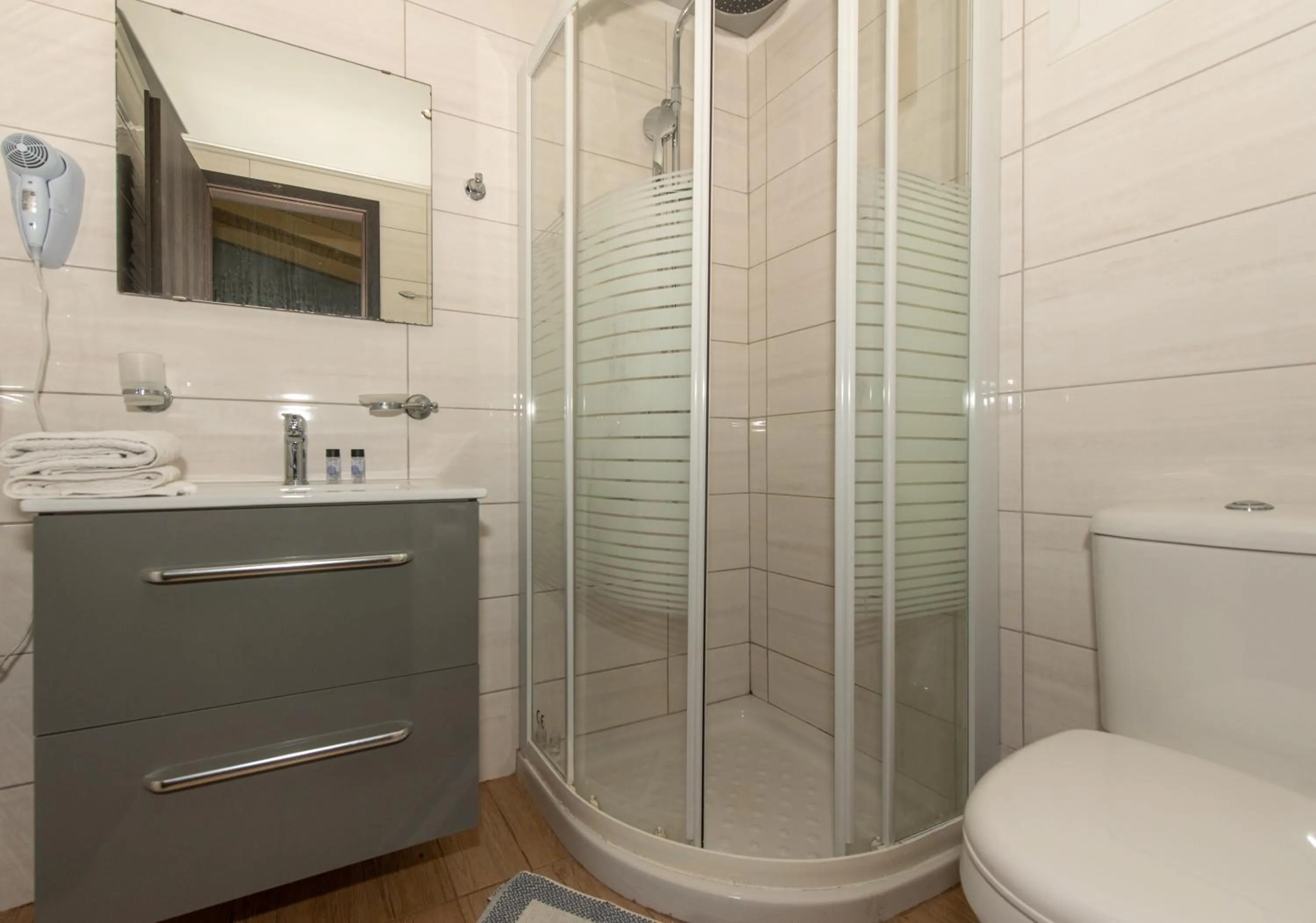 Shower in Tsolakis Studios & Apartments