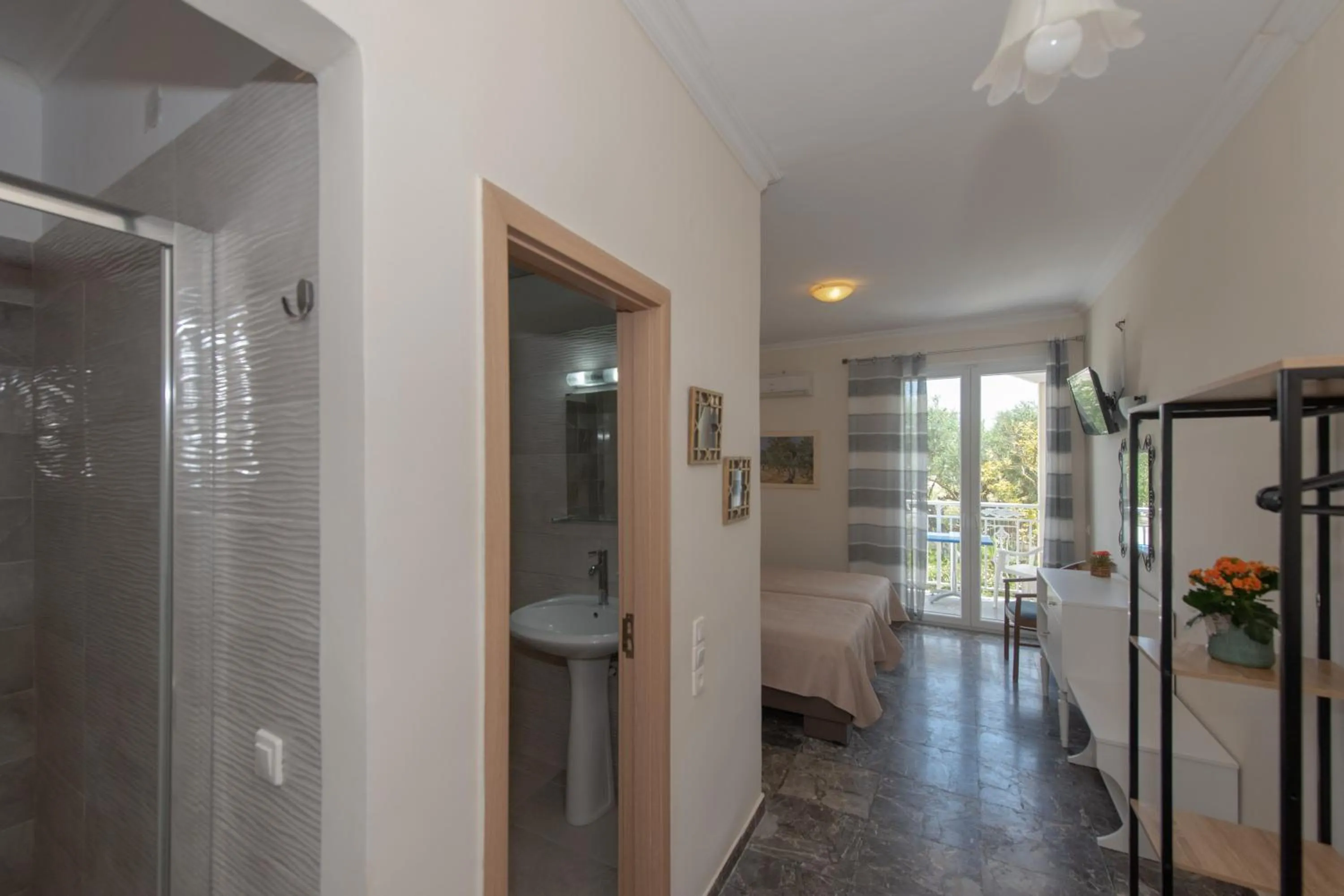 Shower in Tsolakis Studios & Apartments