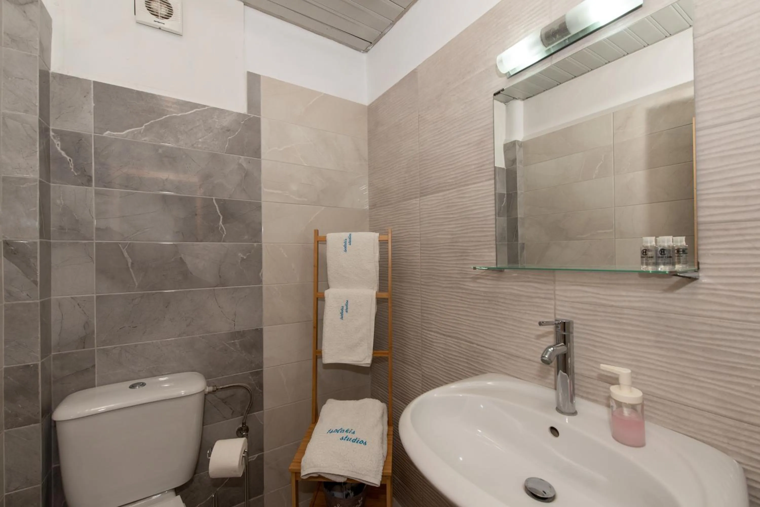 Toilet in Tsolakis Studios & Apartments