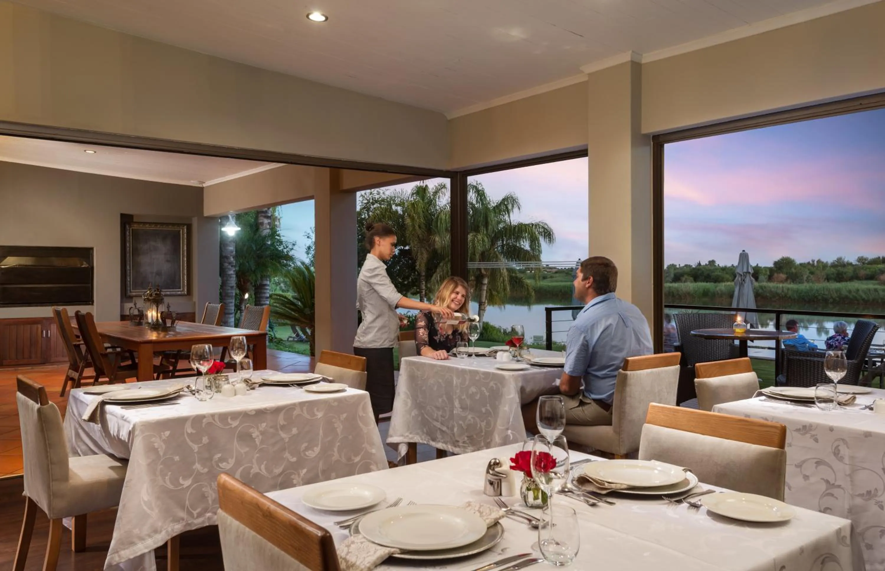 Restaurant/places to eat in River Place Manor