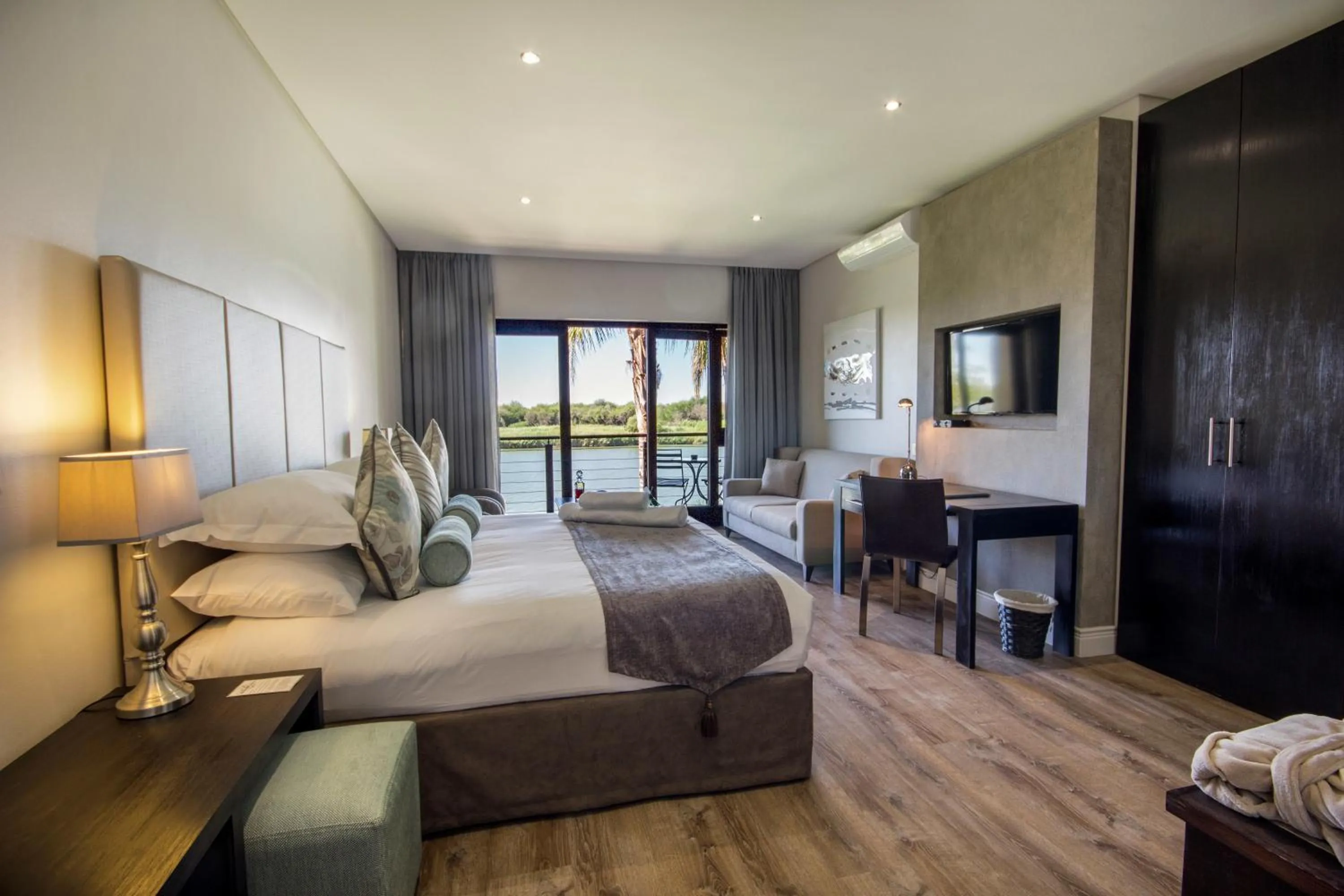 Photo of the whole room, Bed in River Place Manor