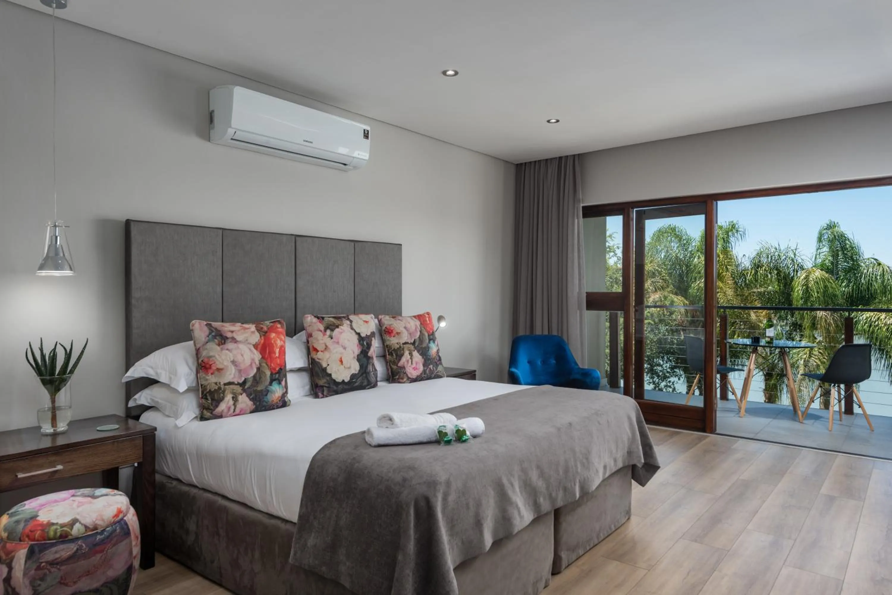 Photo of the whole room, Bed in River Place Manor