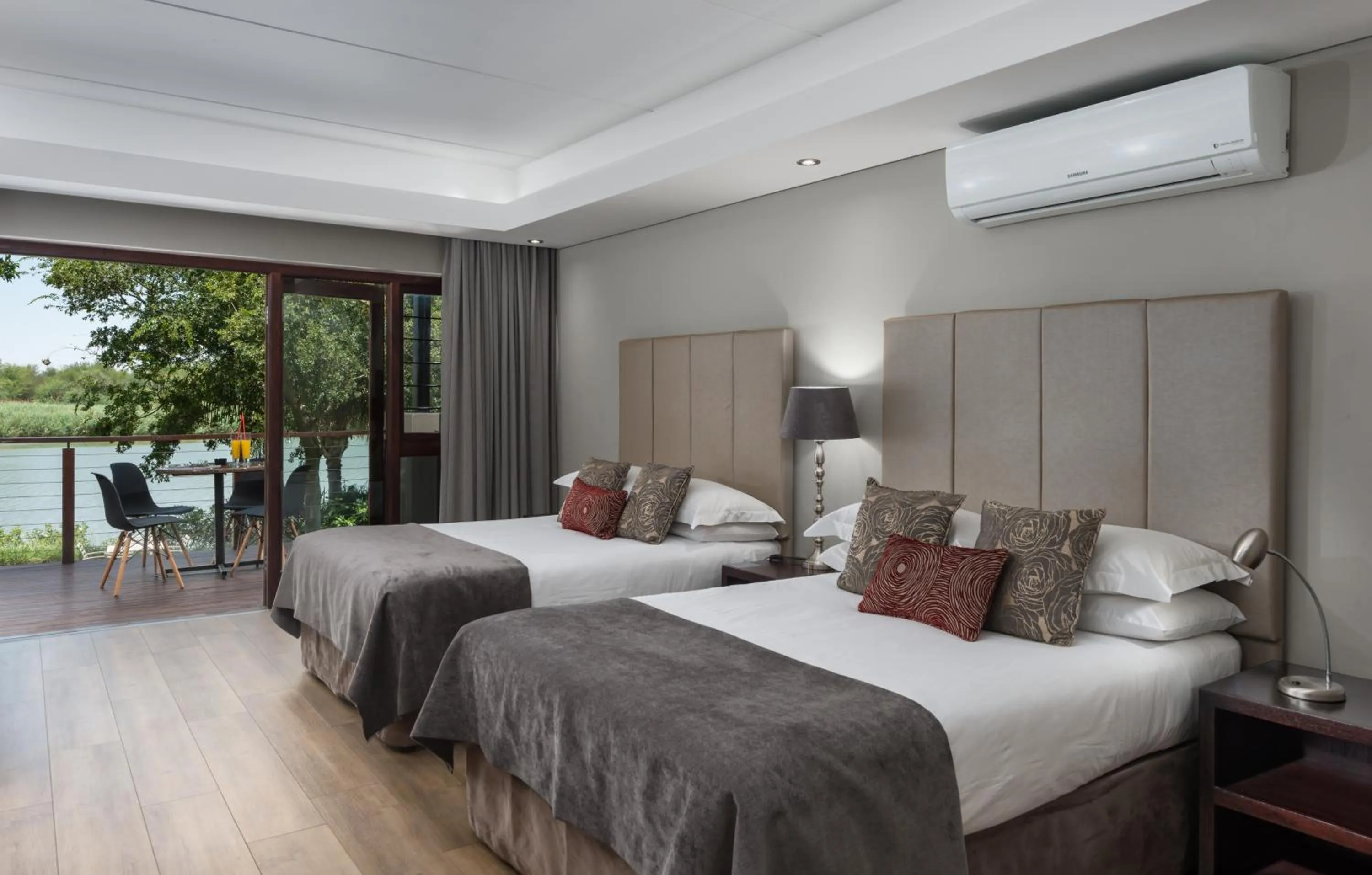 Bedroom, Bed in River Place Manor