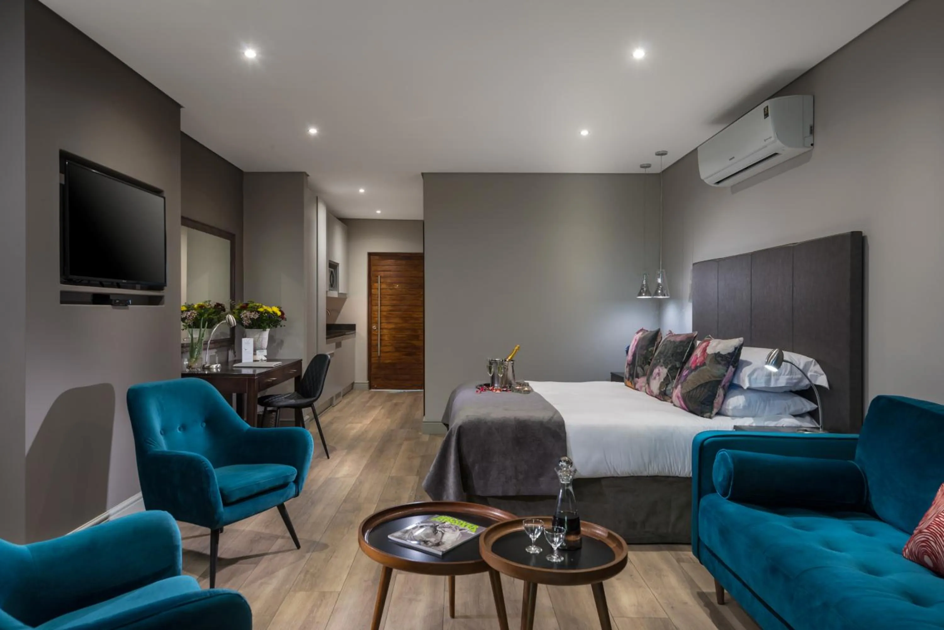 Seating area, Bed in River Place Manor