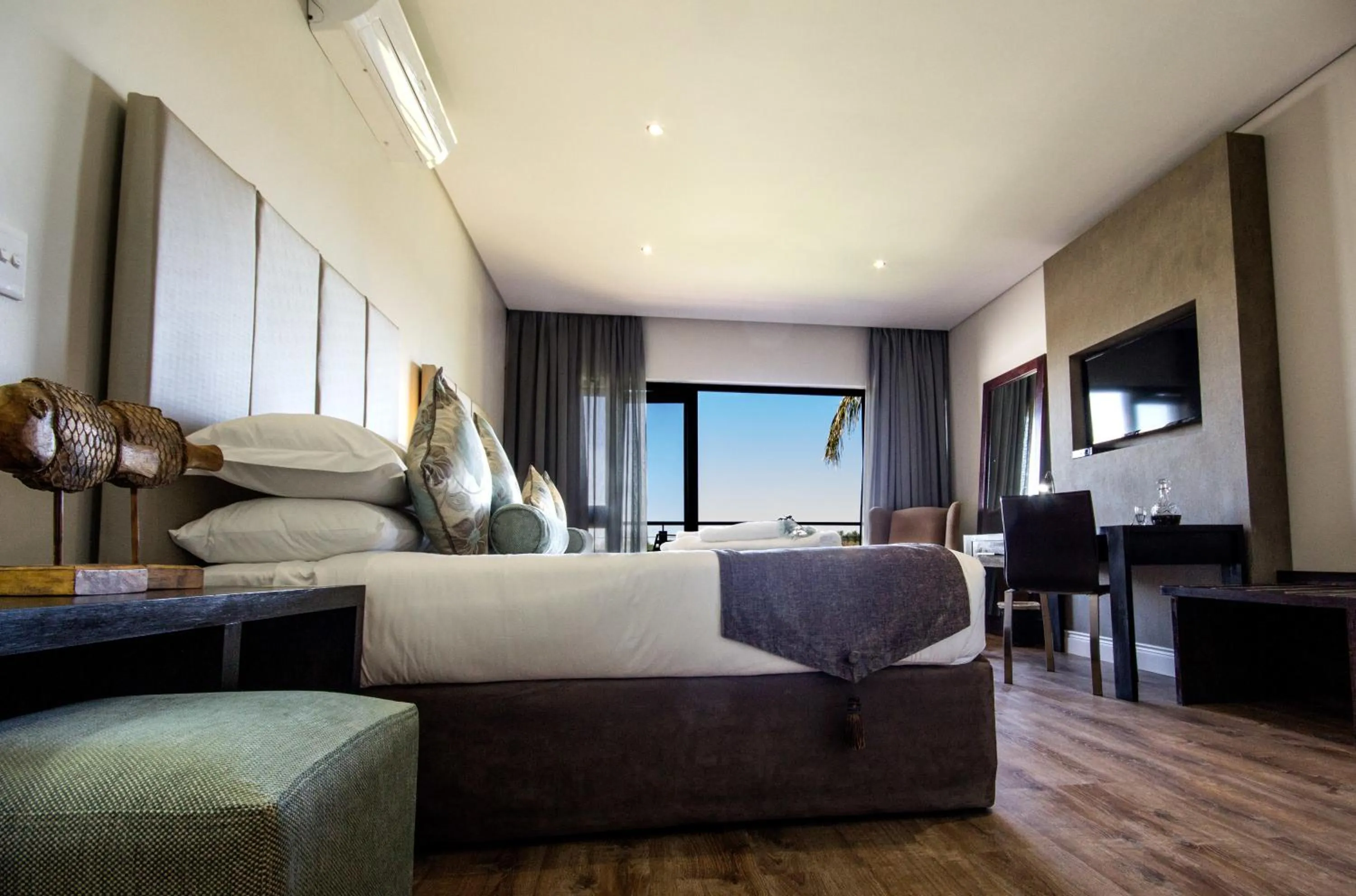 Photo of the whole room in River Place Manor