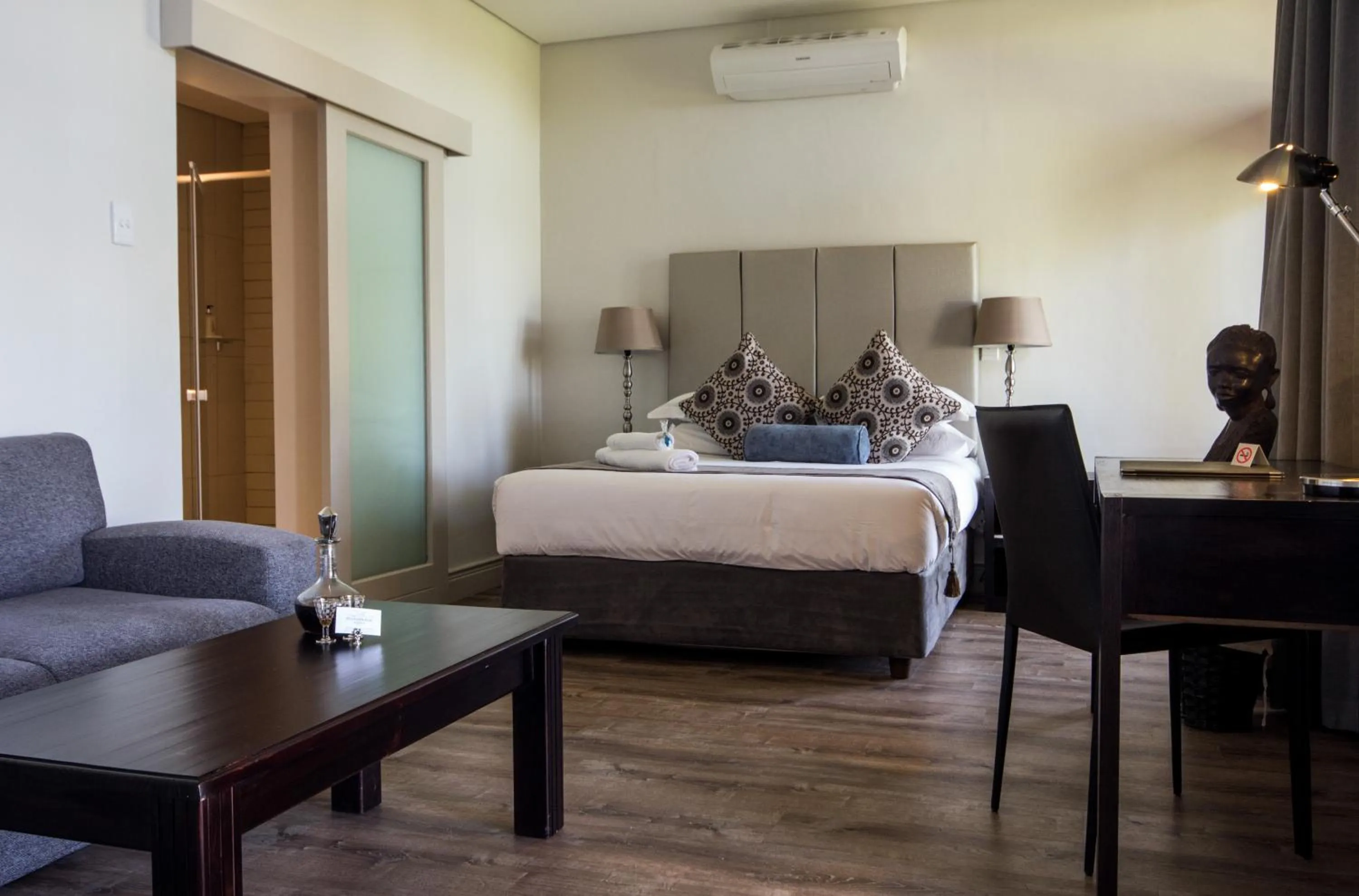 Shower, Bed in River Place Manor