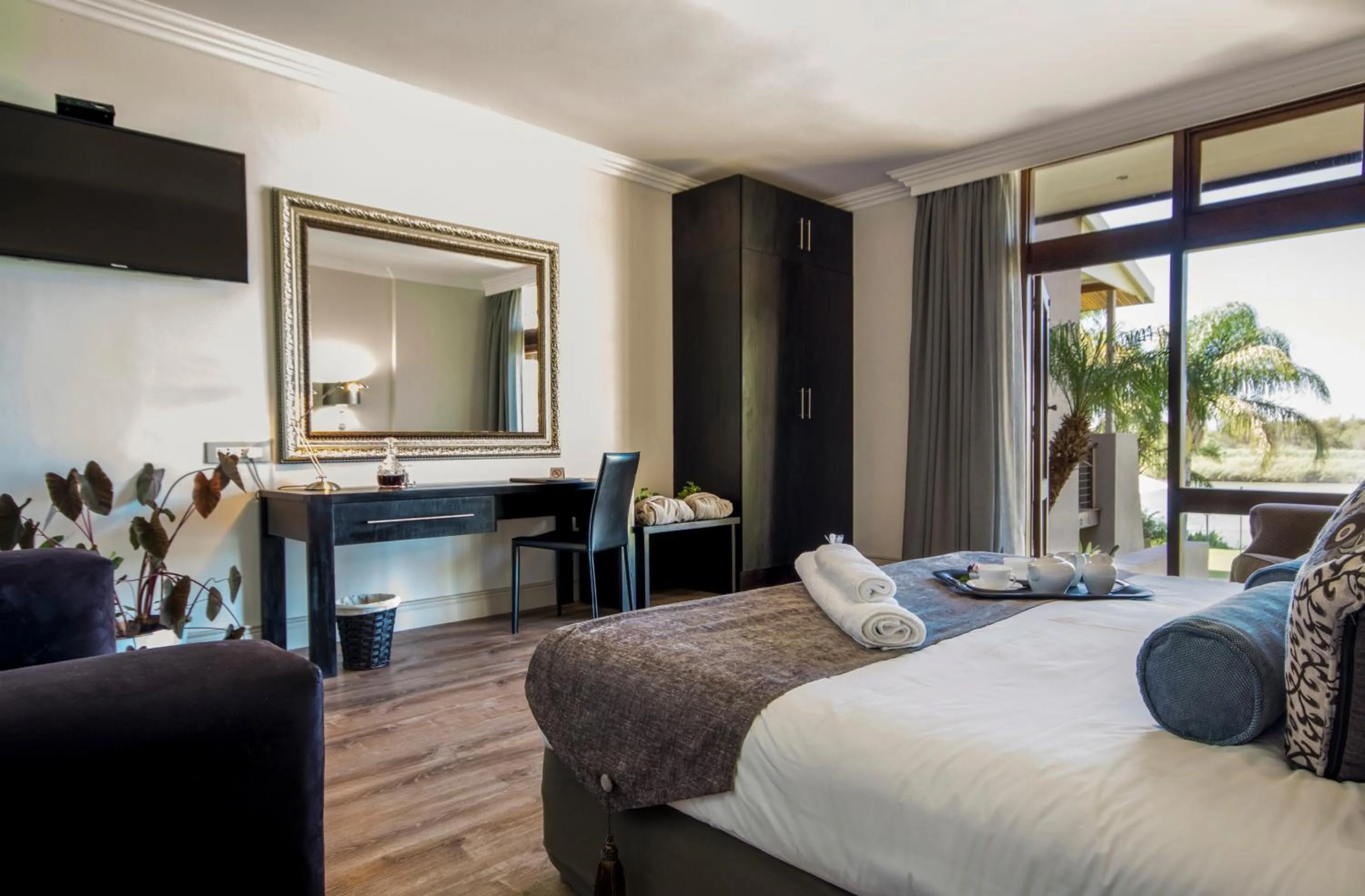 Photo of the whole room, Bed in River Place Manor