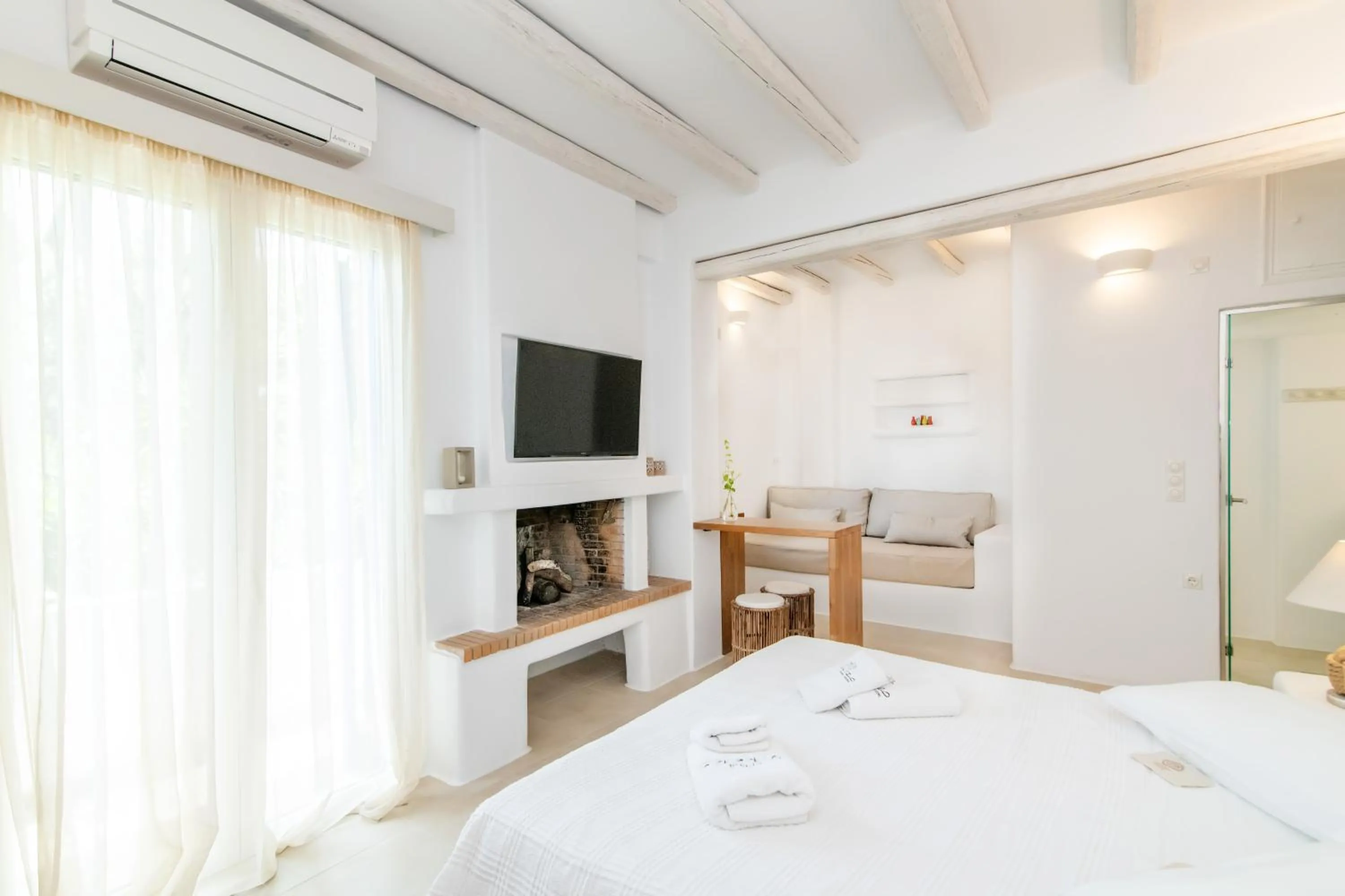 Photo of the whole room, Bed in Vincenzo Family Rooms