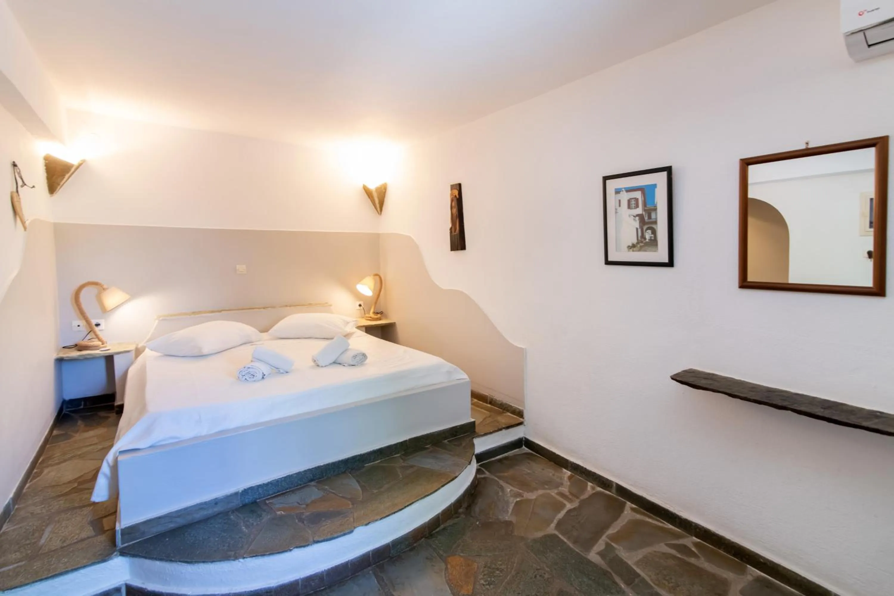 Bedroom, Bed in Vincenzo Family Rooms