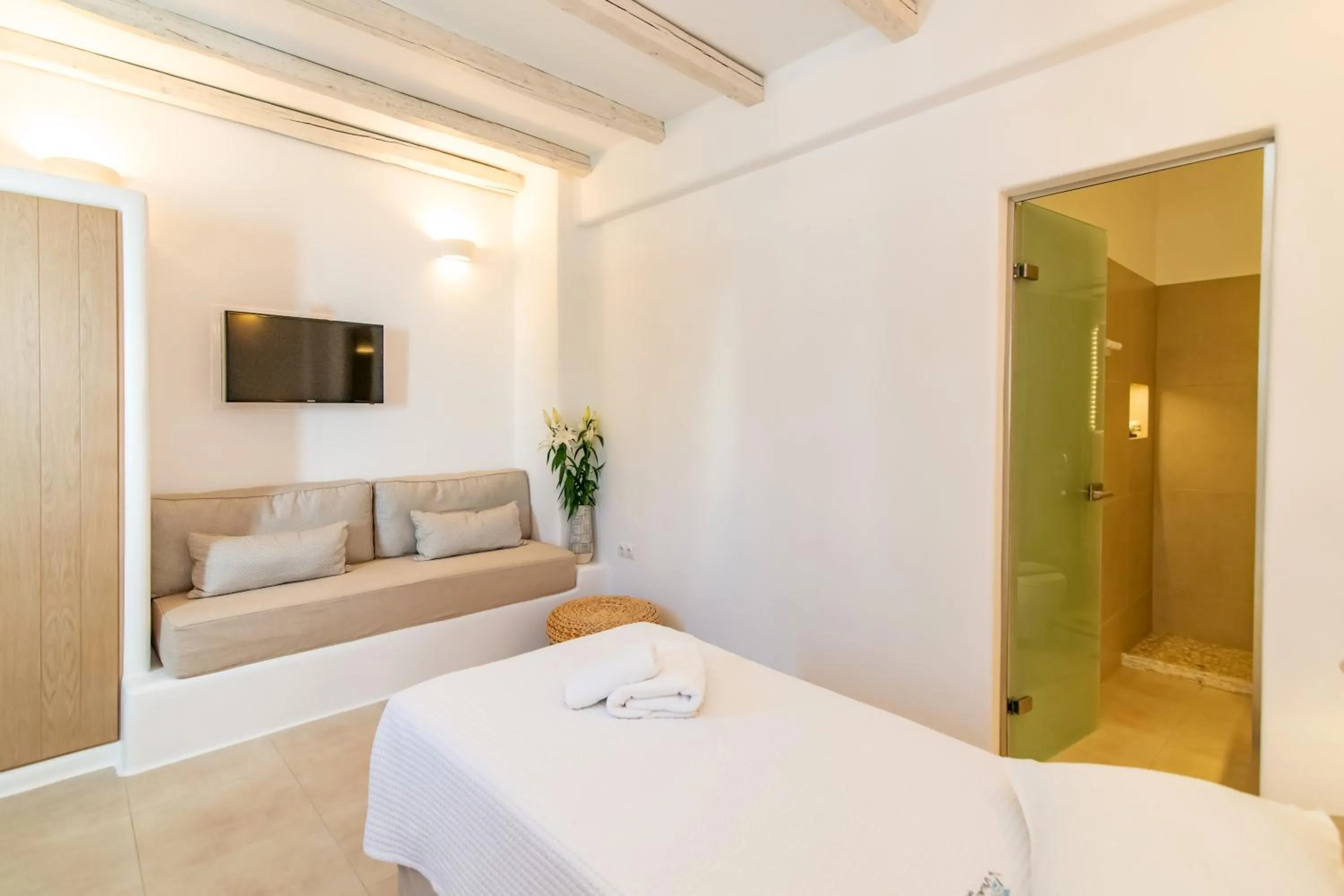 Bed in Vincenzo Family Rooms