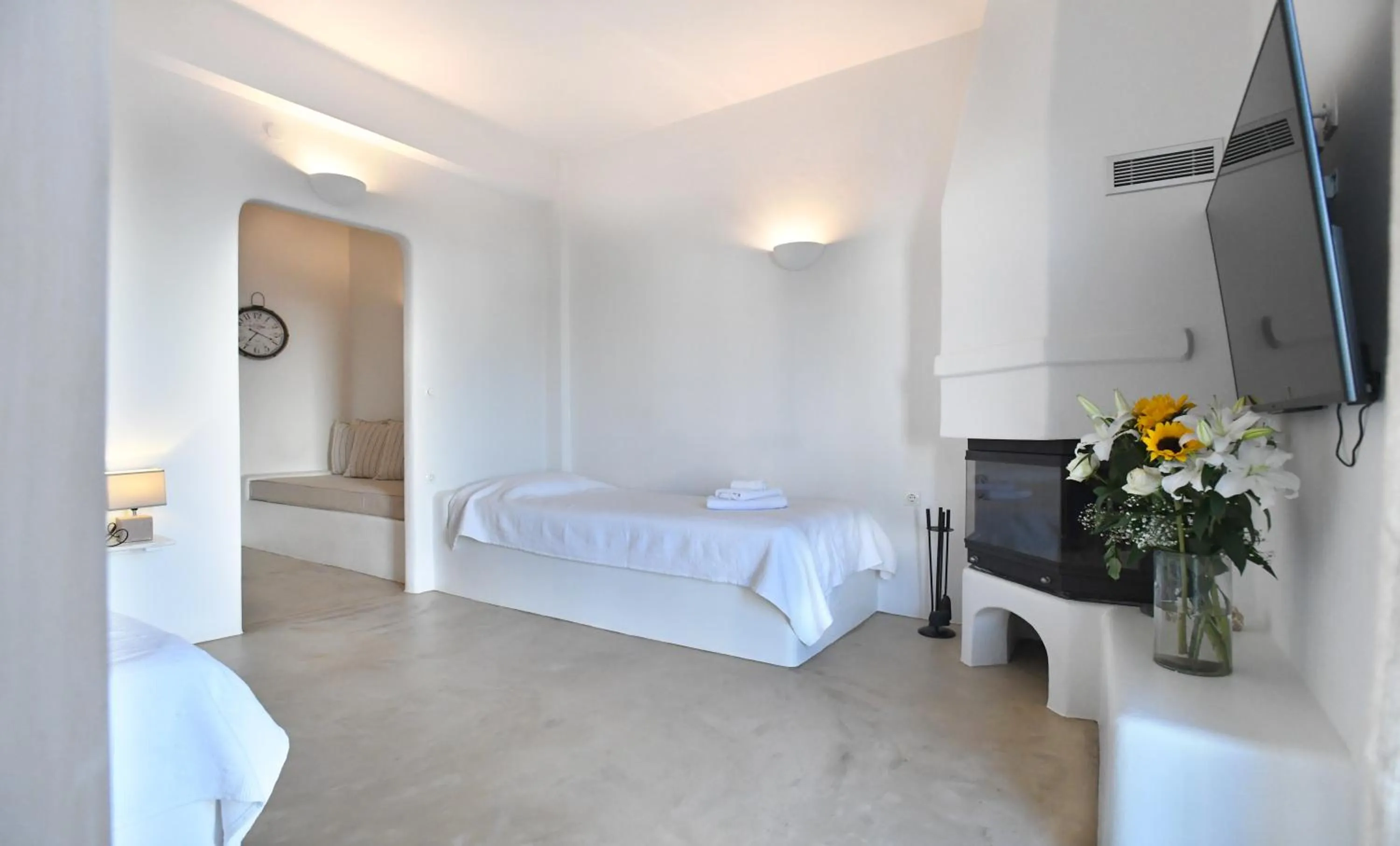 Living room, Bed in Vincenzo Family Rooms