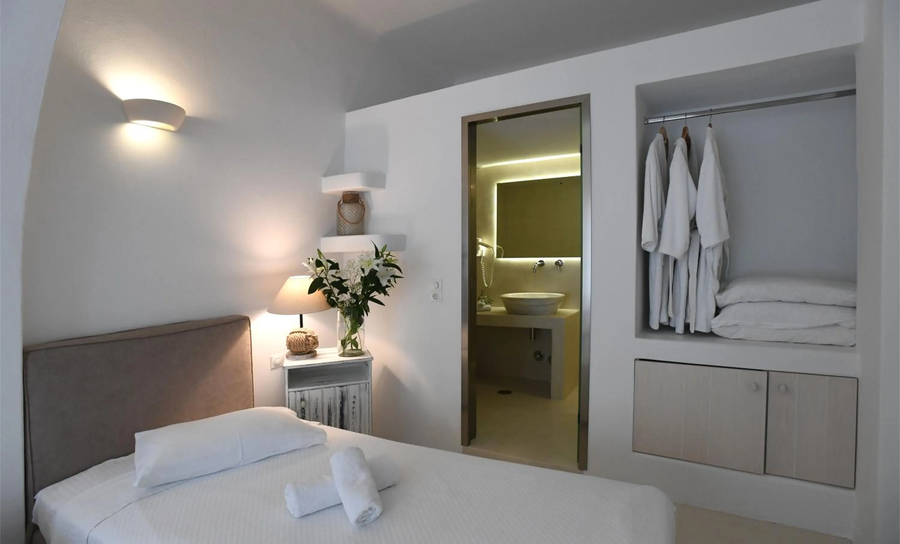 Photo of the whole room, Bed in Vincenzo Family Rooms