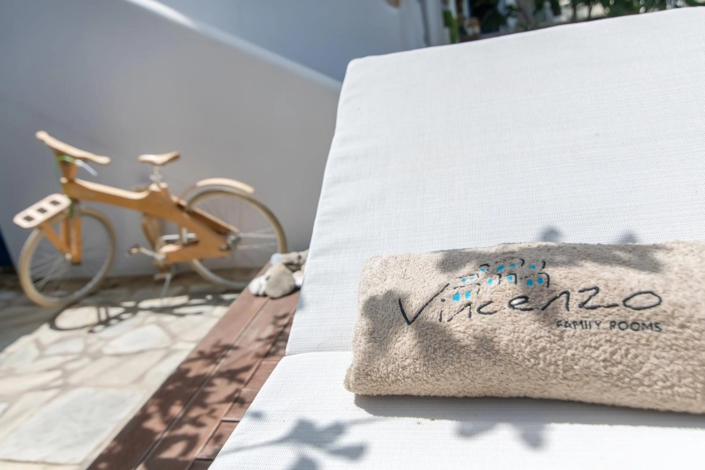 Logo/Certificate/Sign in Vincenzo Family Rooms