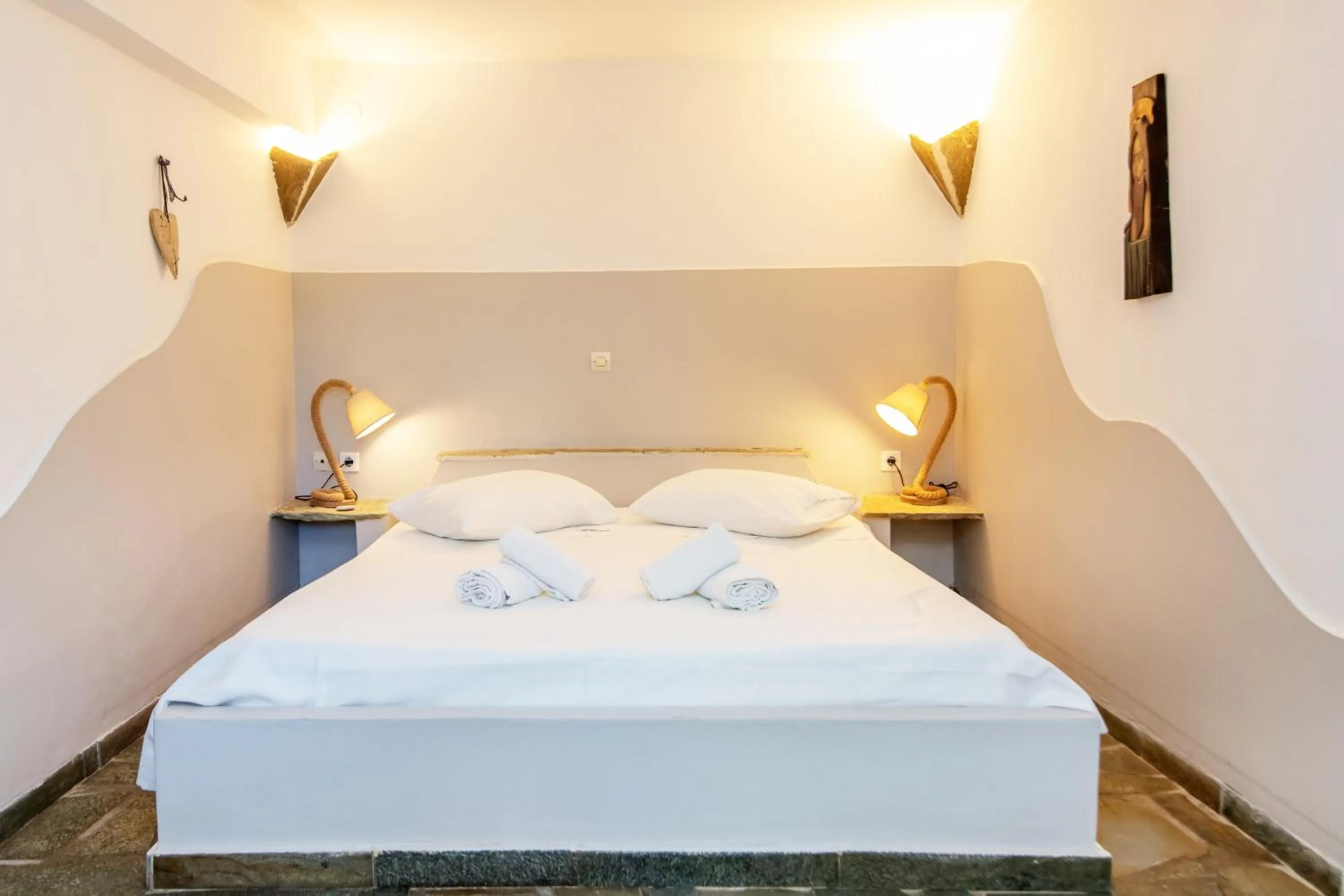 Bed in Vincenzo Family Rooms