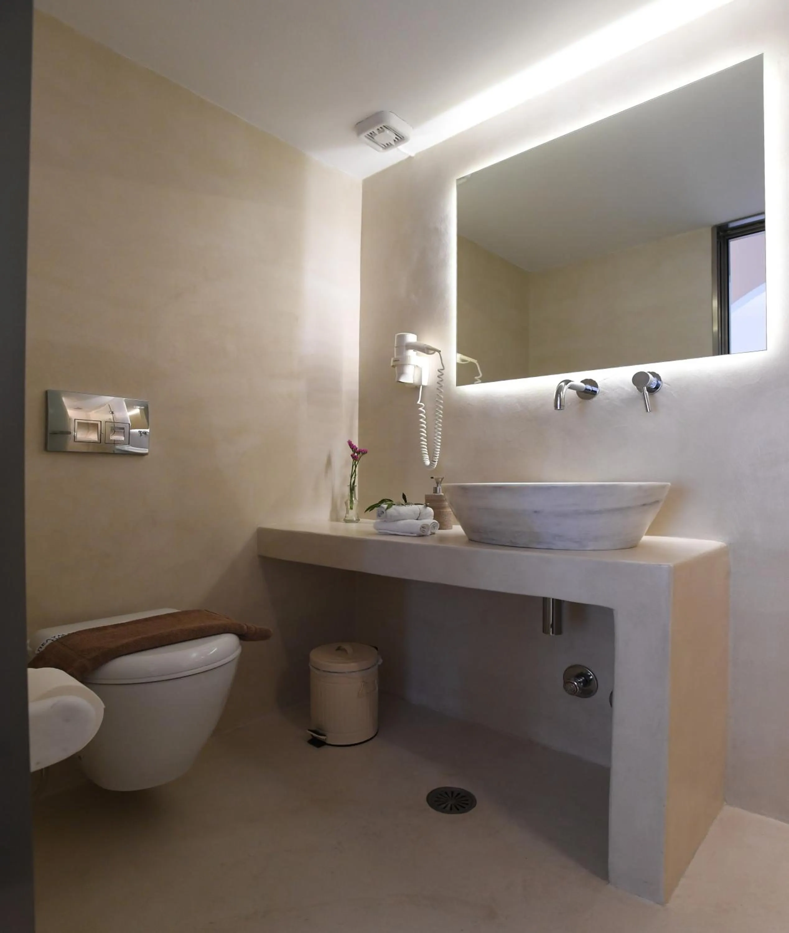 Photo of the whole room in Vincenzo Family Rooms