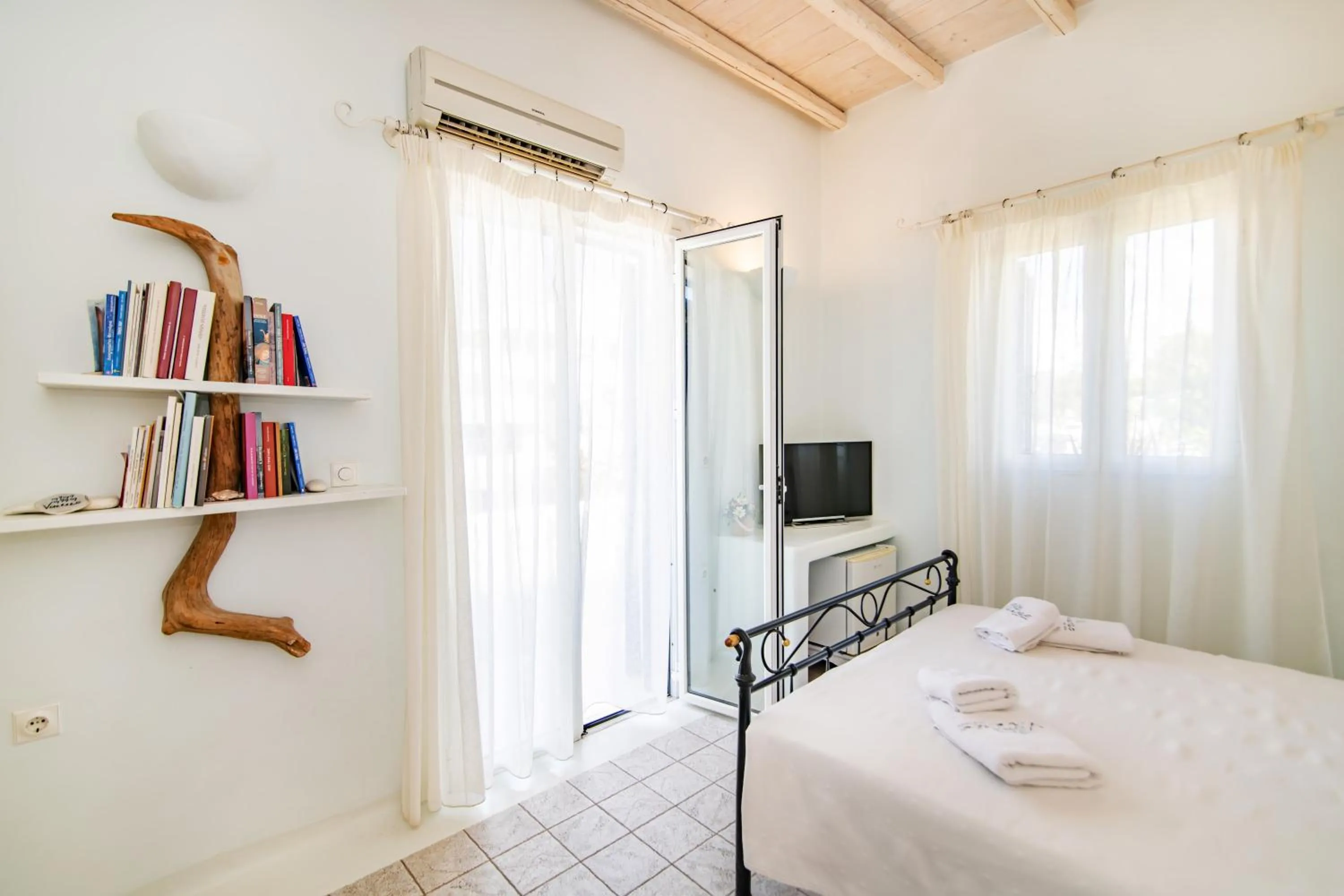 Photo of the whole room, Bed in Vincenzo Family Rooms