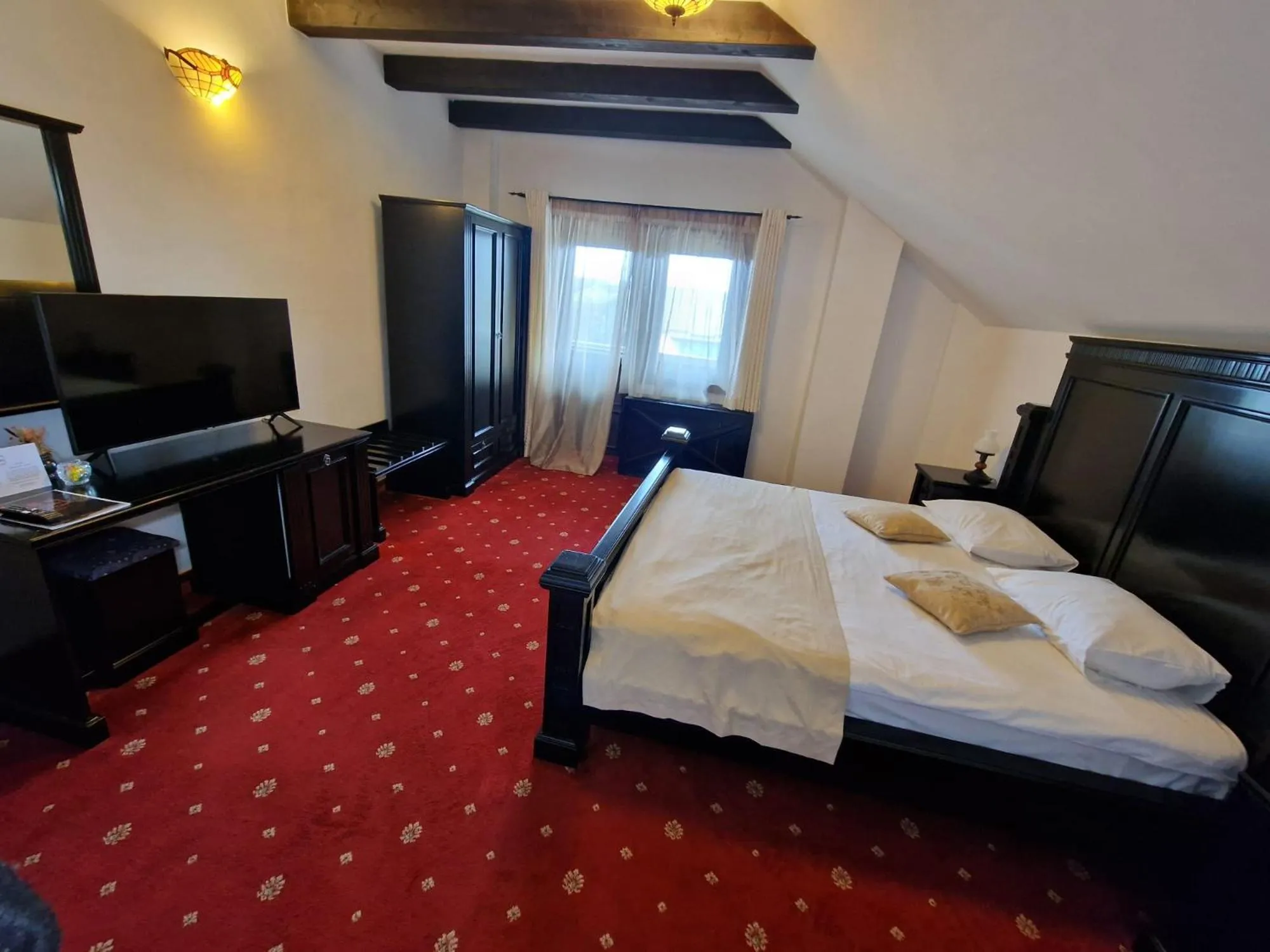 Bed in Podu' cu Lanturi