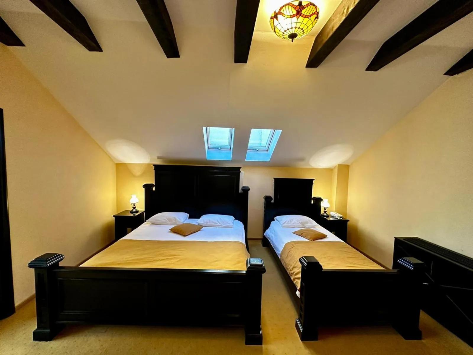 Bed in Podu' cu Lanturi