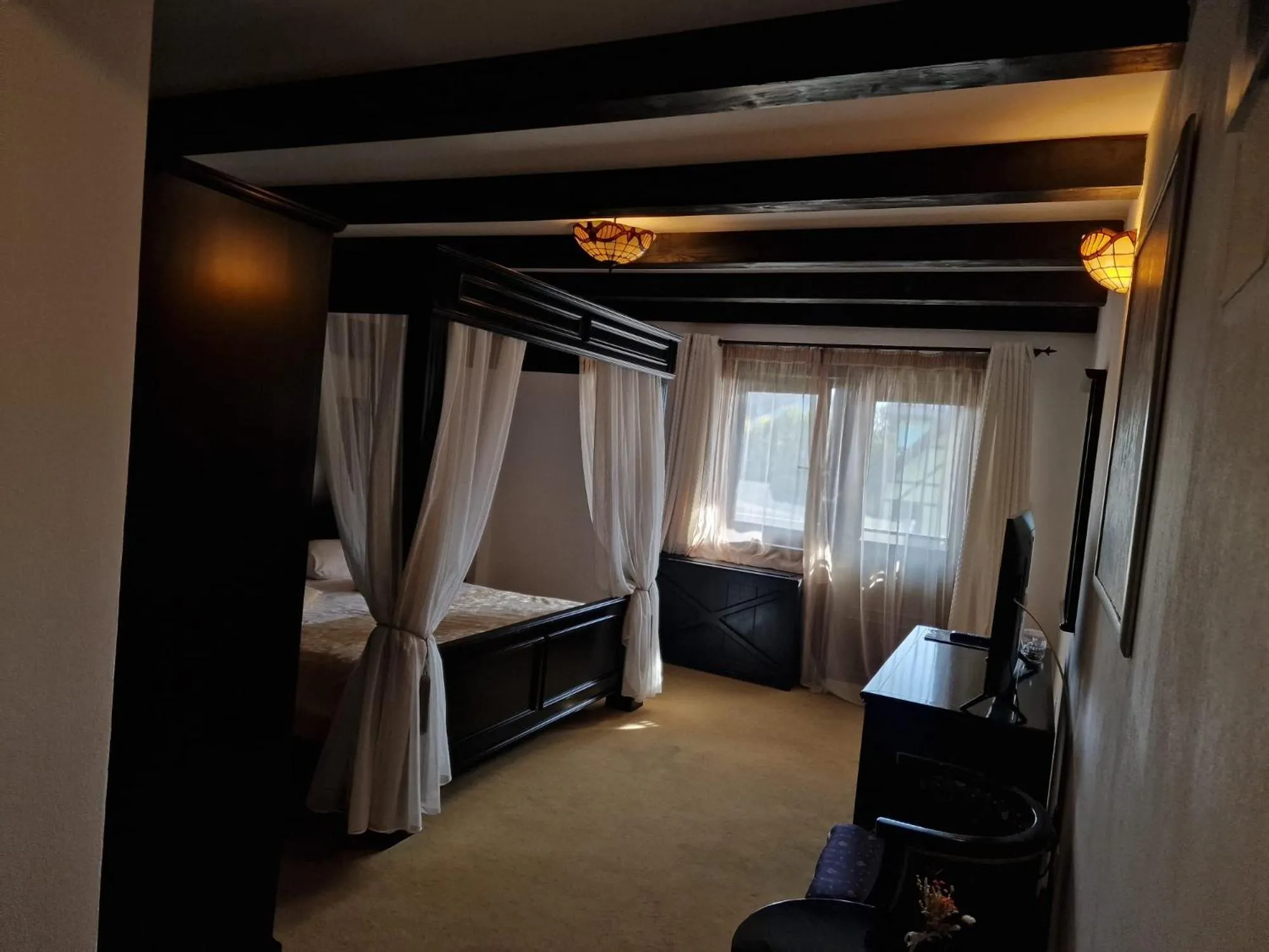 Bed in Podu' cu Lanturi