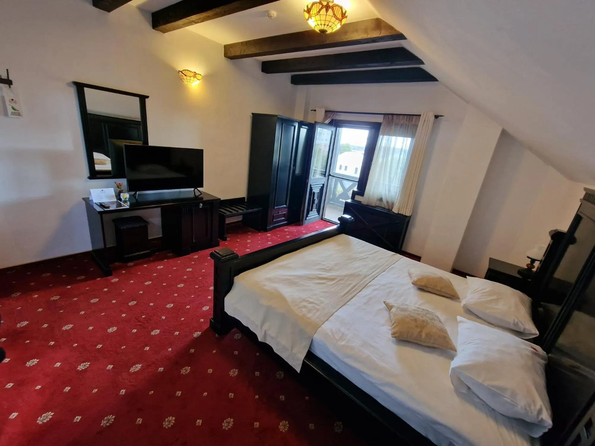 Bed in Podu' cu Lanturi