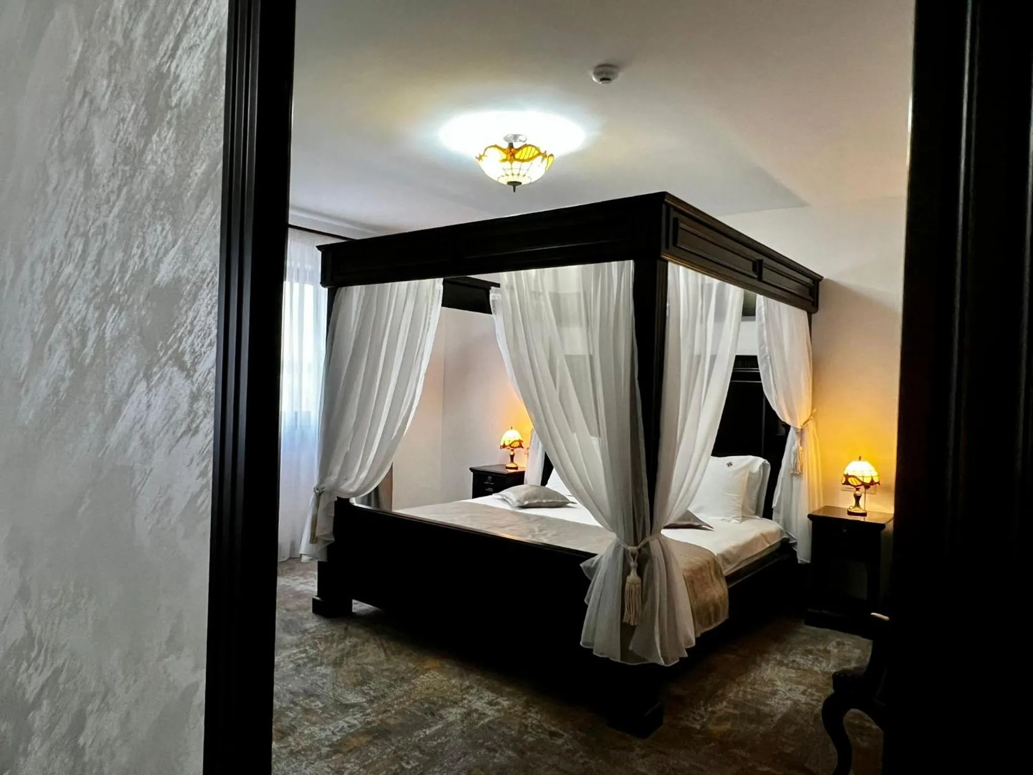 Bed in Podu' cu Lanturi