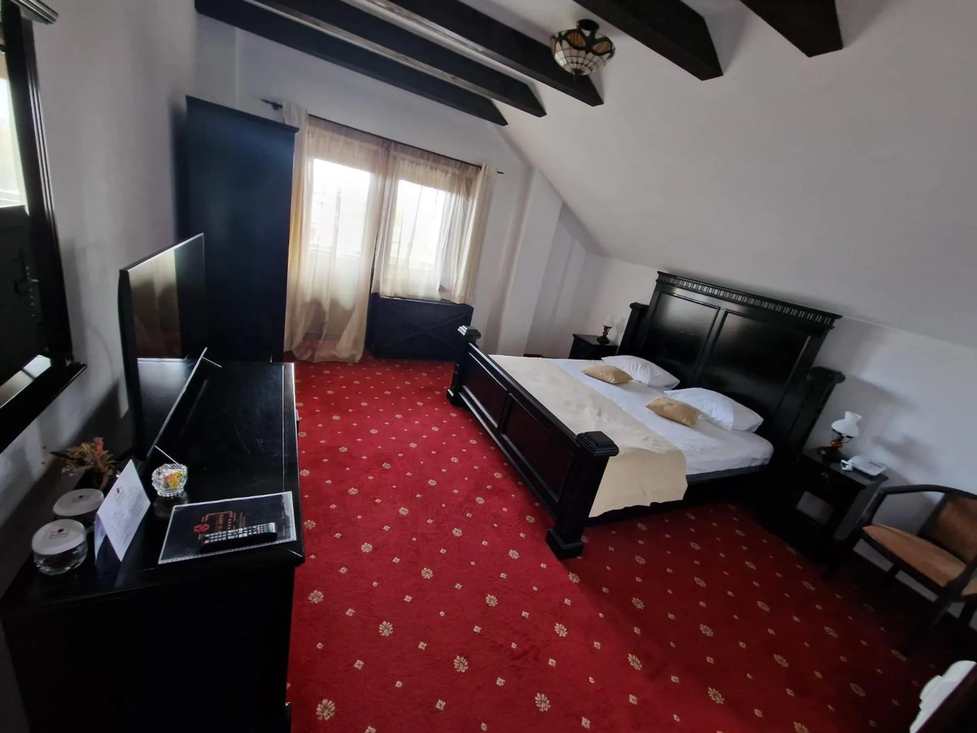 Bed in Podu' cu Lanturi