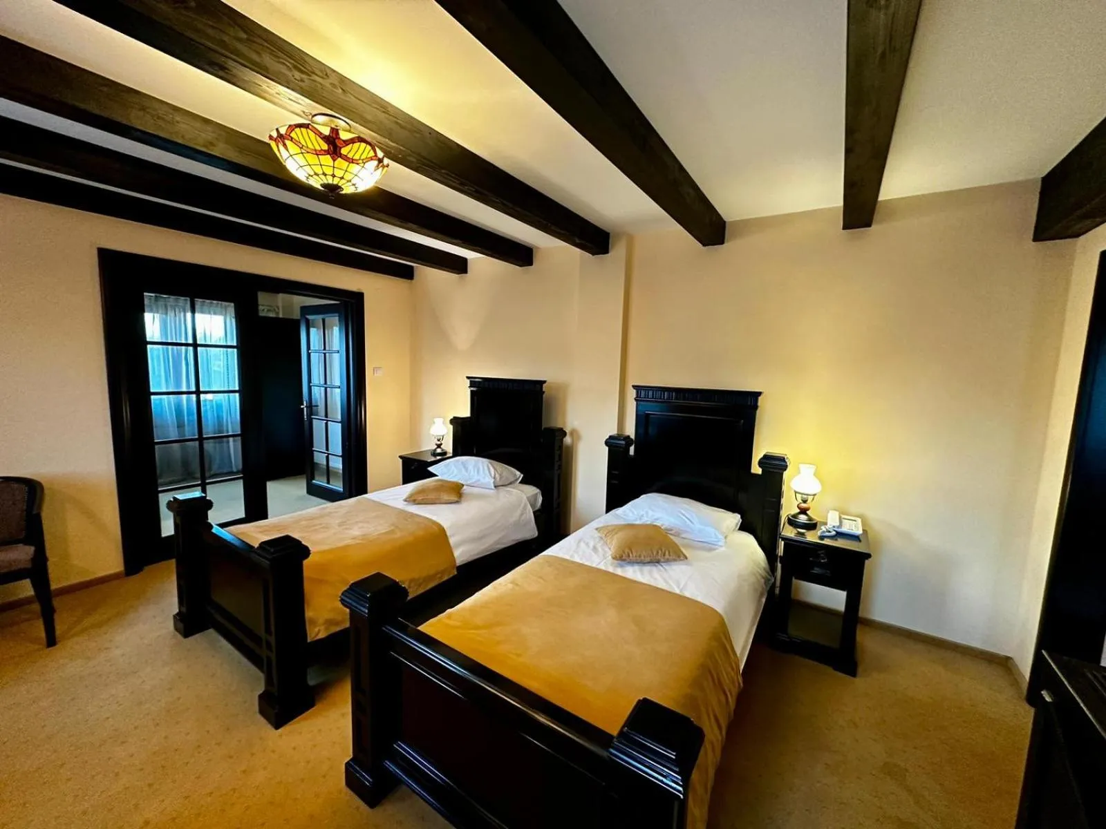 Bed in Podu' cu Lanturi