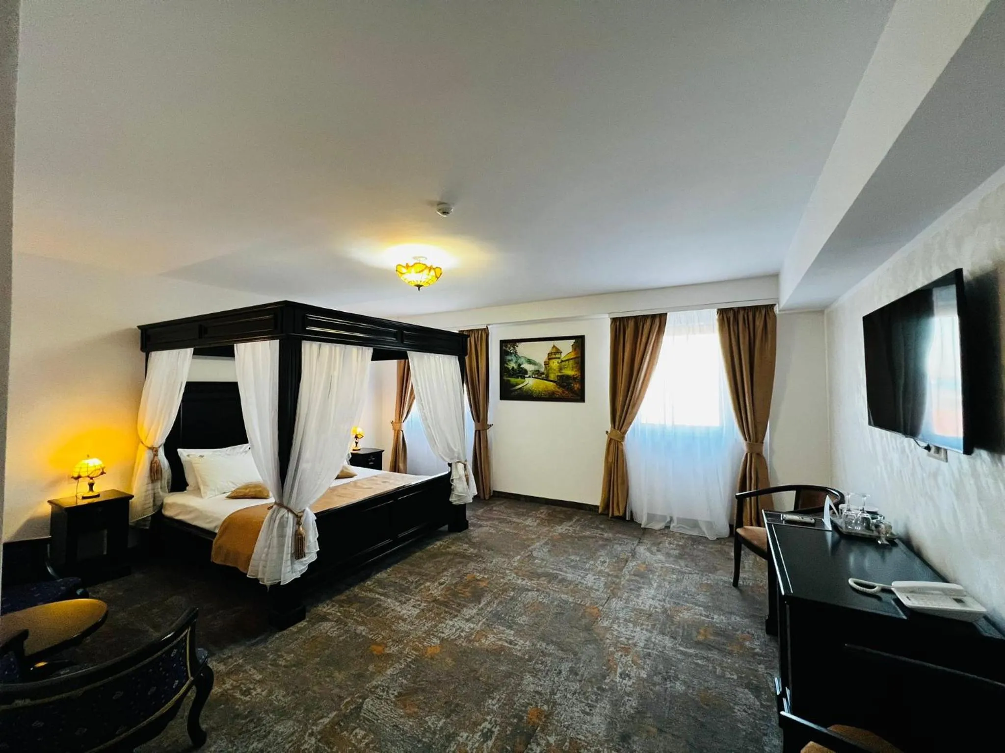 Bed in Podu' cu Lanturi