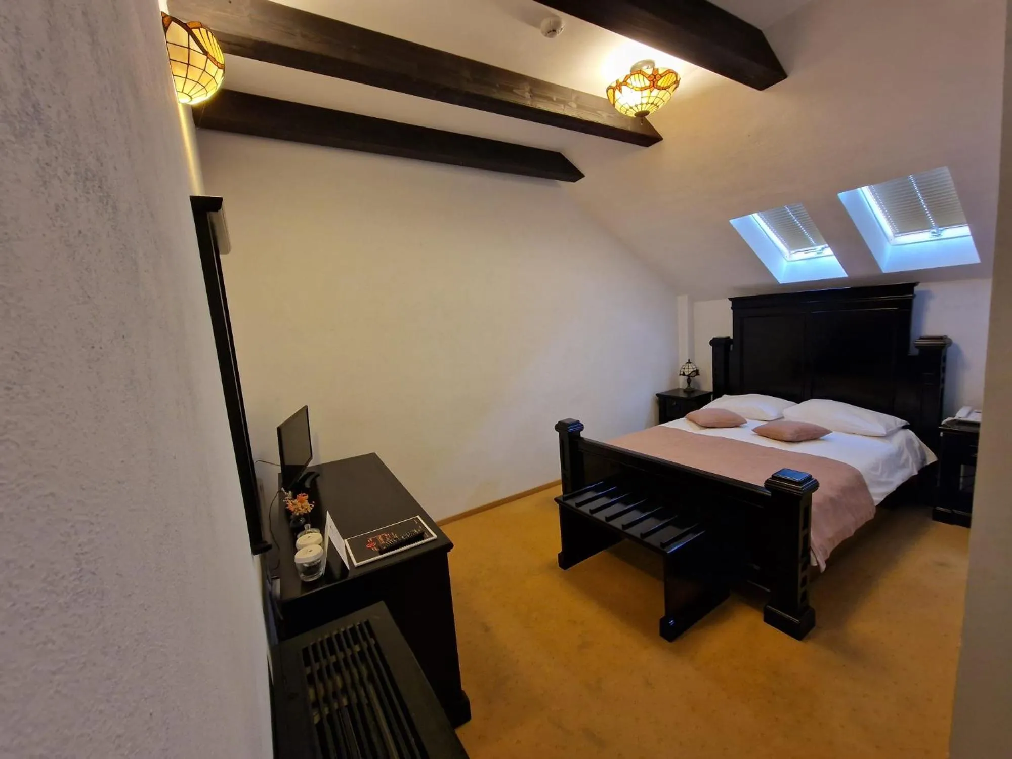 Bed in Podu' cu Lanturi