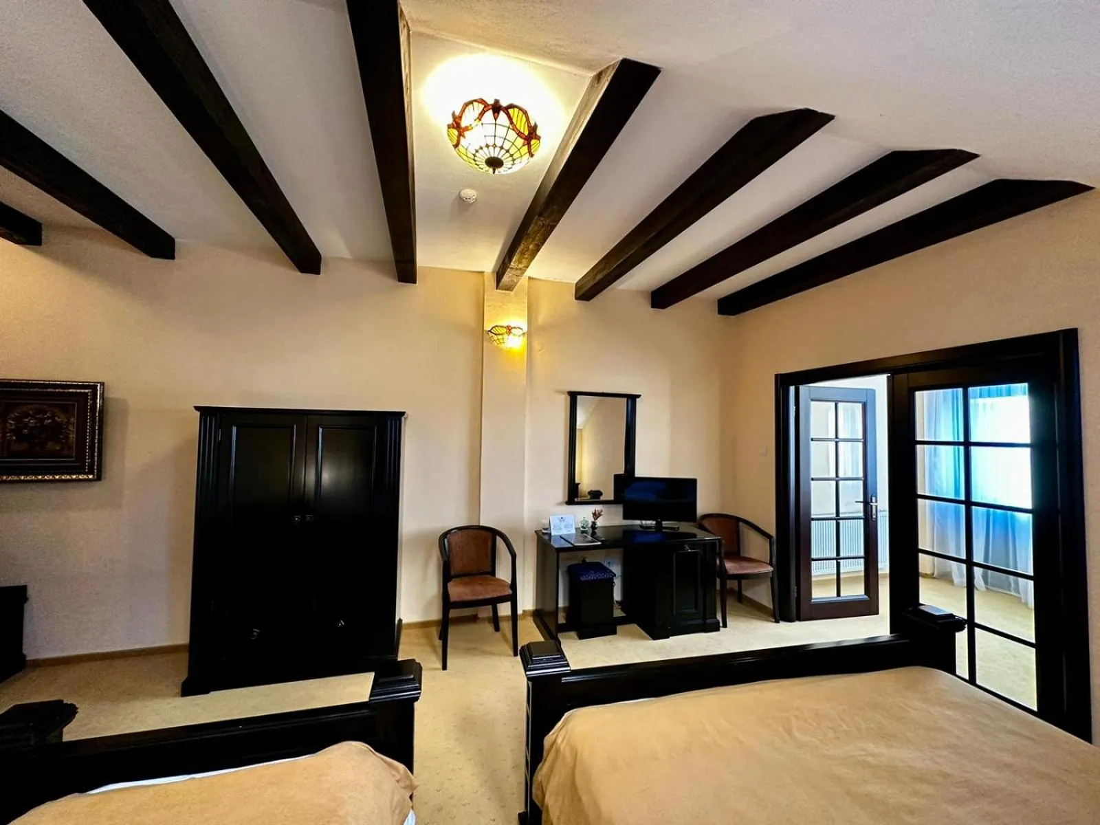 Bed in Podu' cu Lanturi