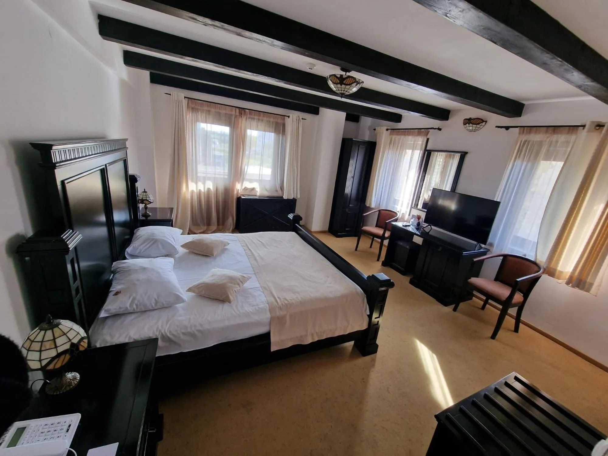 Bed in Podu' cu Lanturi