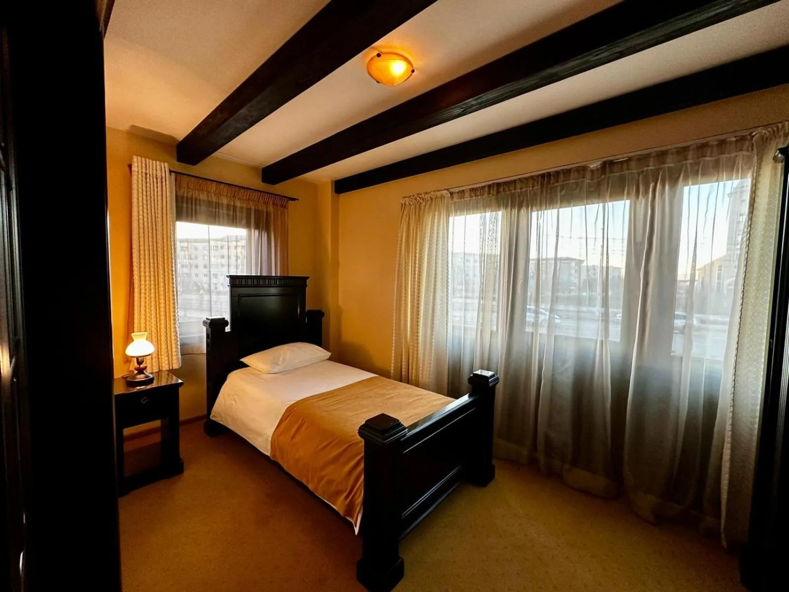 Bed in Podu' cu Lanturi