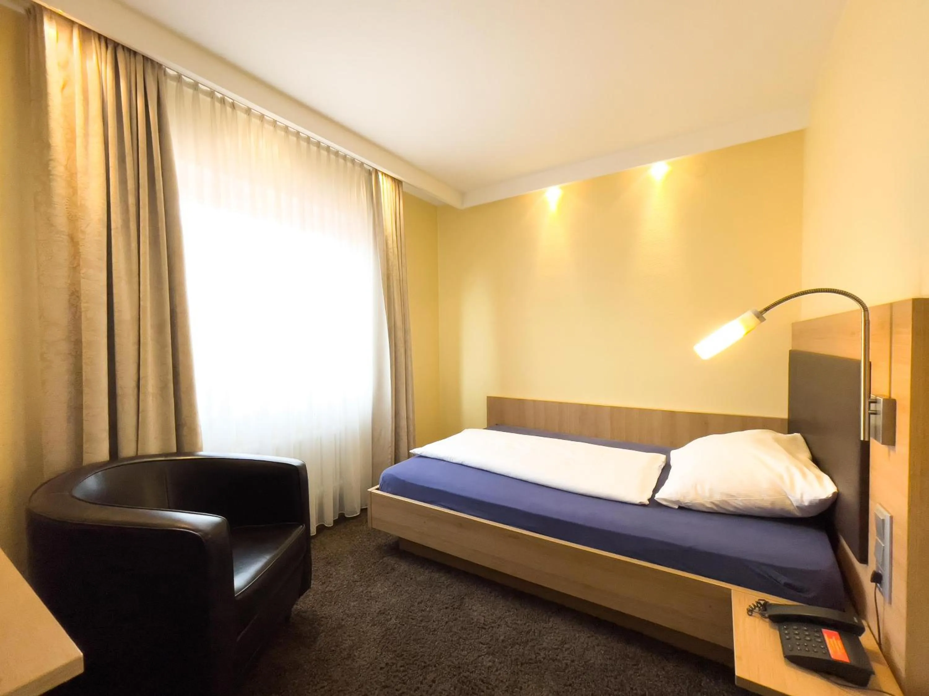 Bed in Ott's Hotel Weinwirtschaft & Biergarten Weil am Rhein/Basel