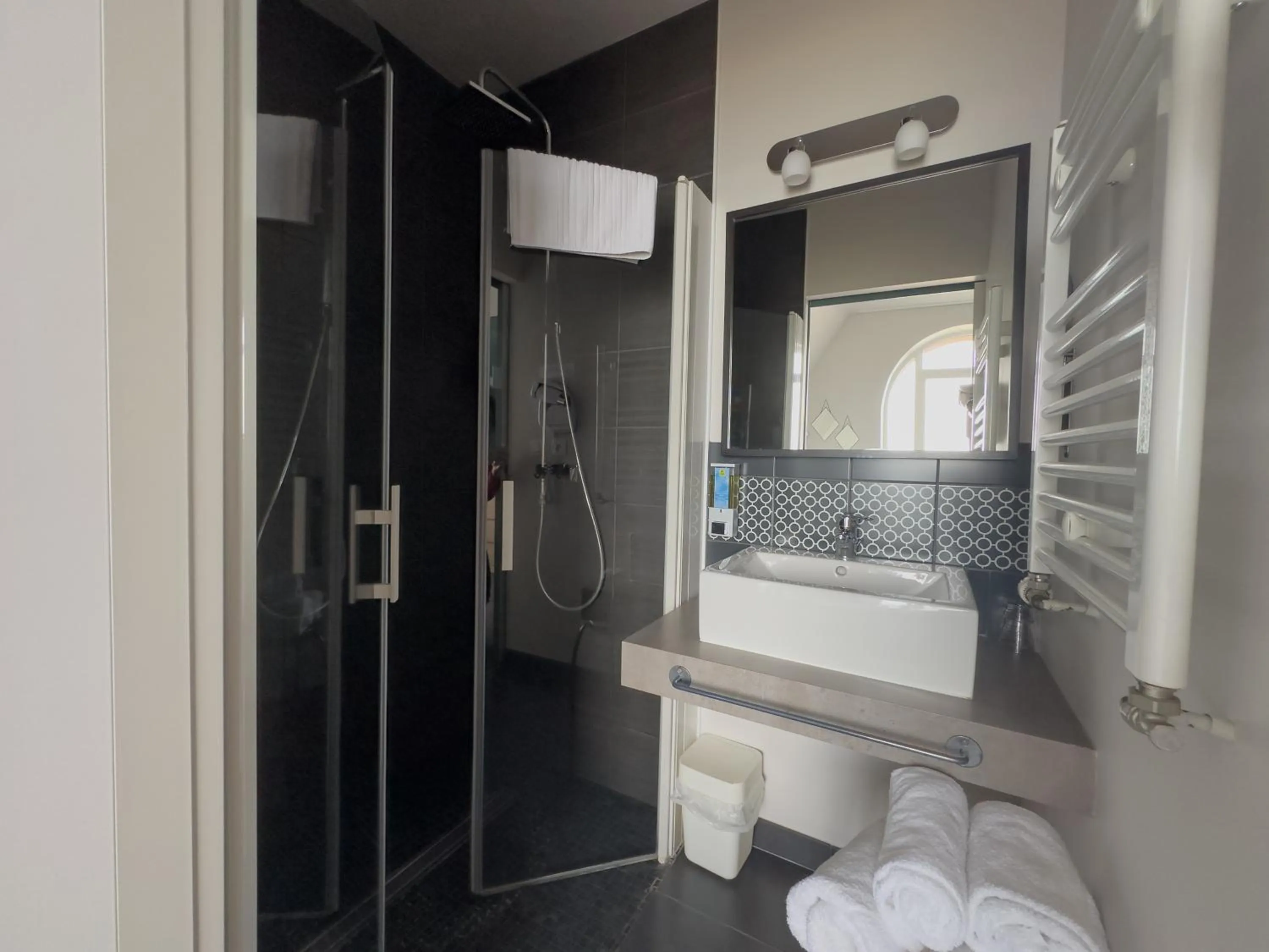 Shower in Logis Hôtel Ker Mor