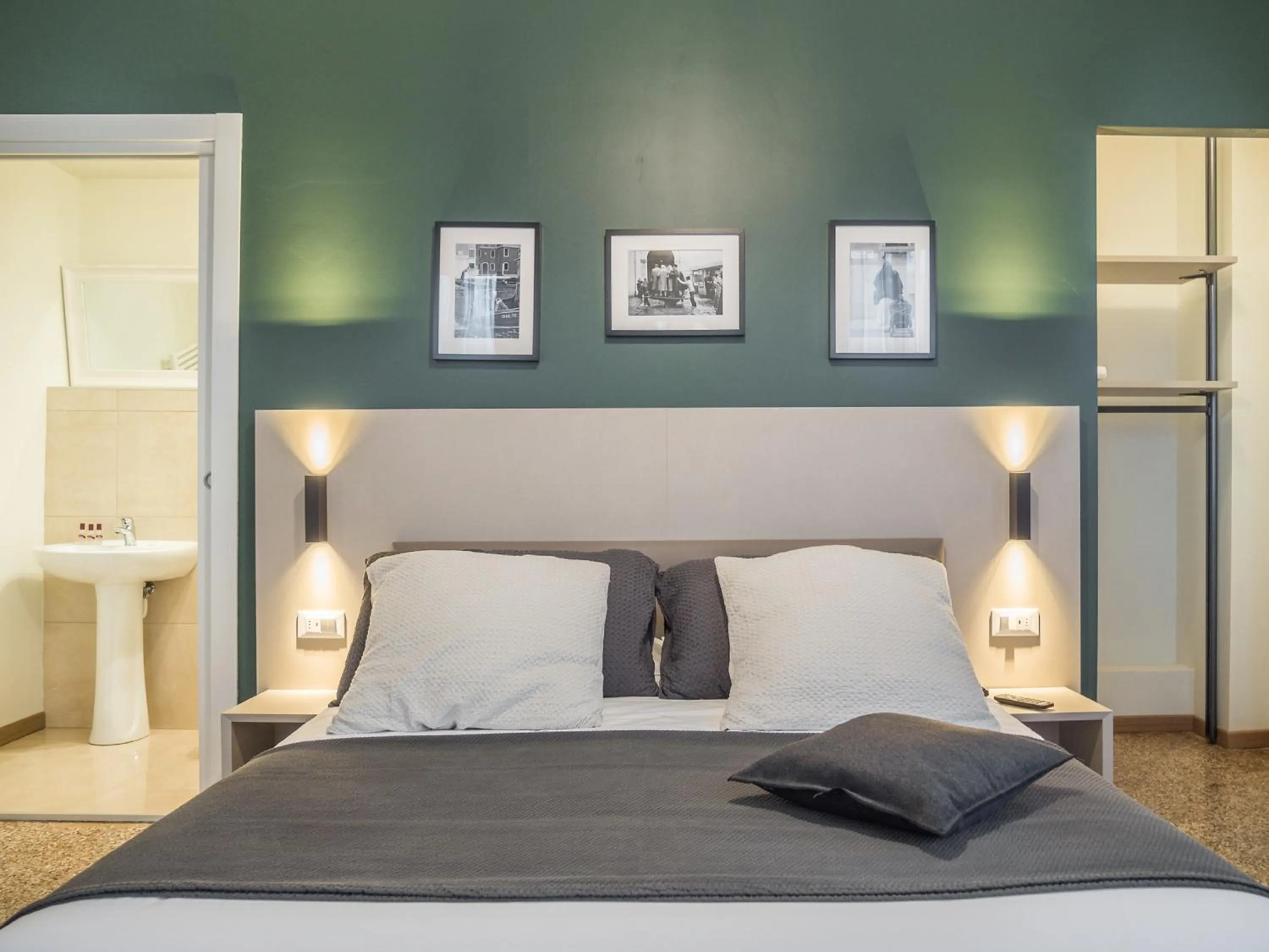 Bedroom, Bed in Grand Canal Suite by Wonderful Italy