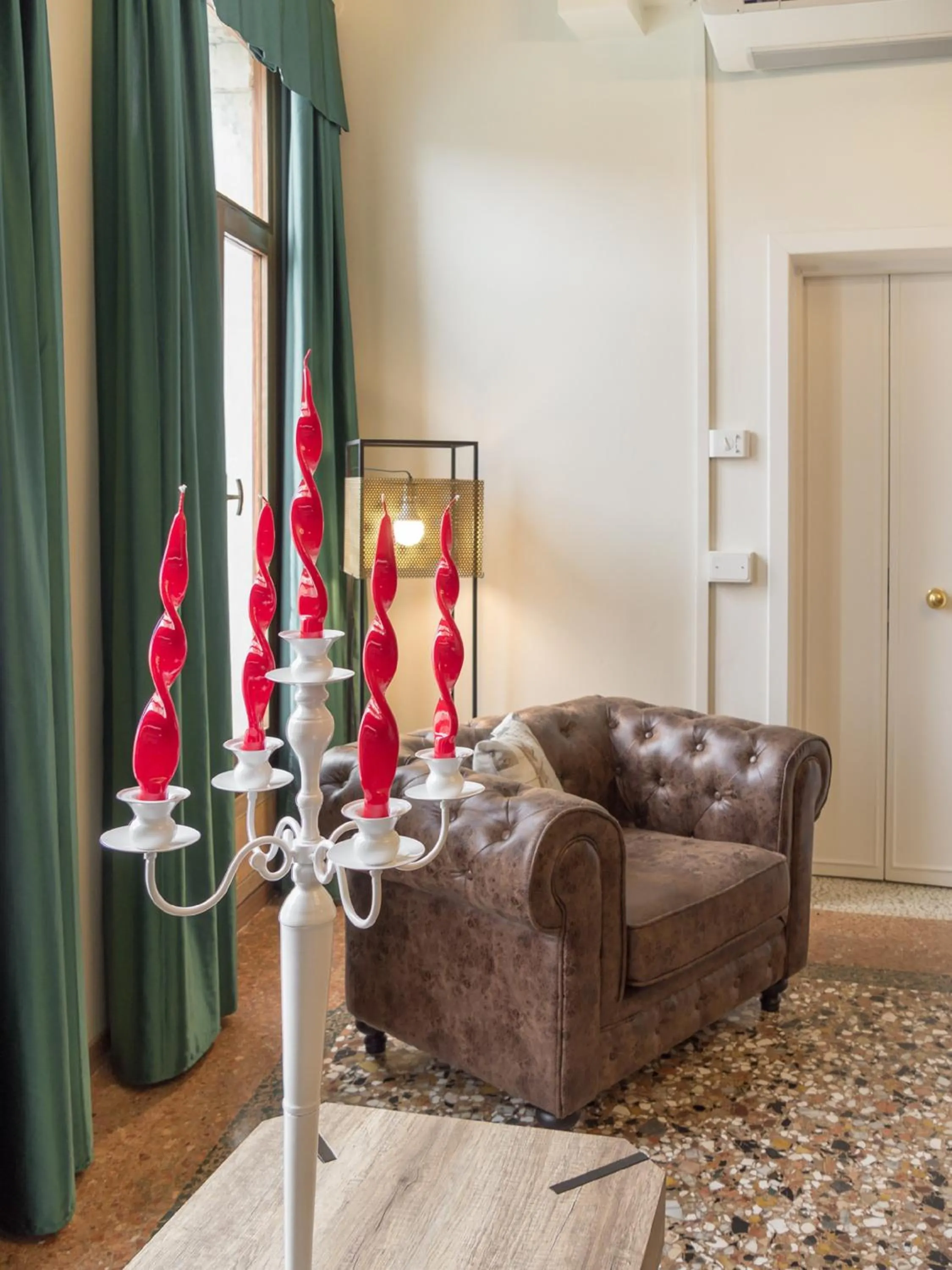 Living room in Grand Canal Suite by Wonderful Italy