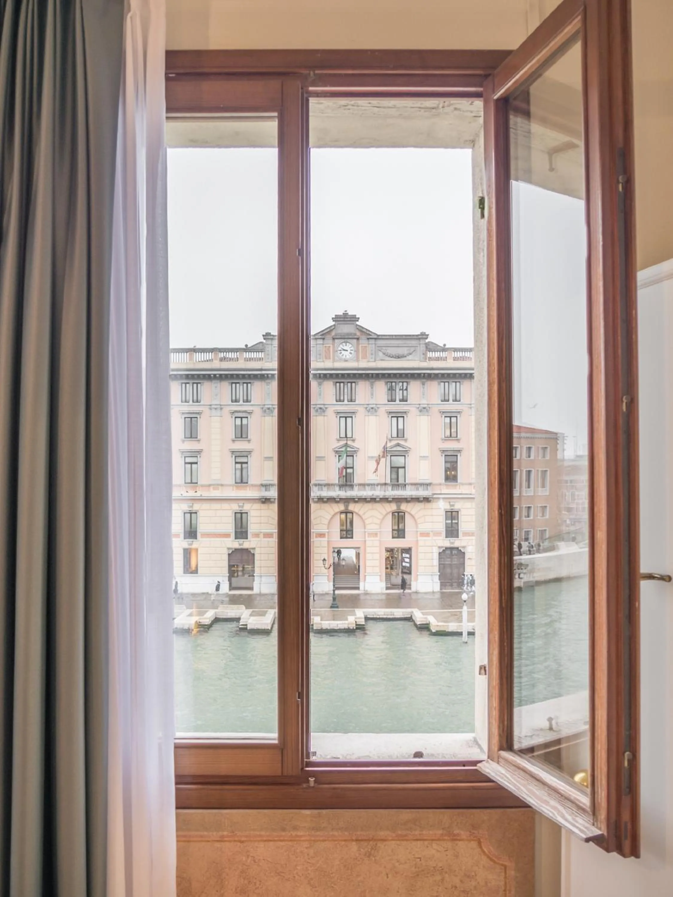 City view in Grand Canal Suite by Wonderful Italy