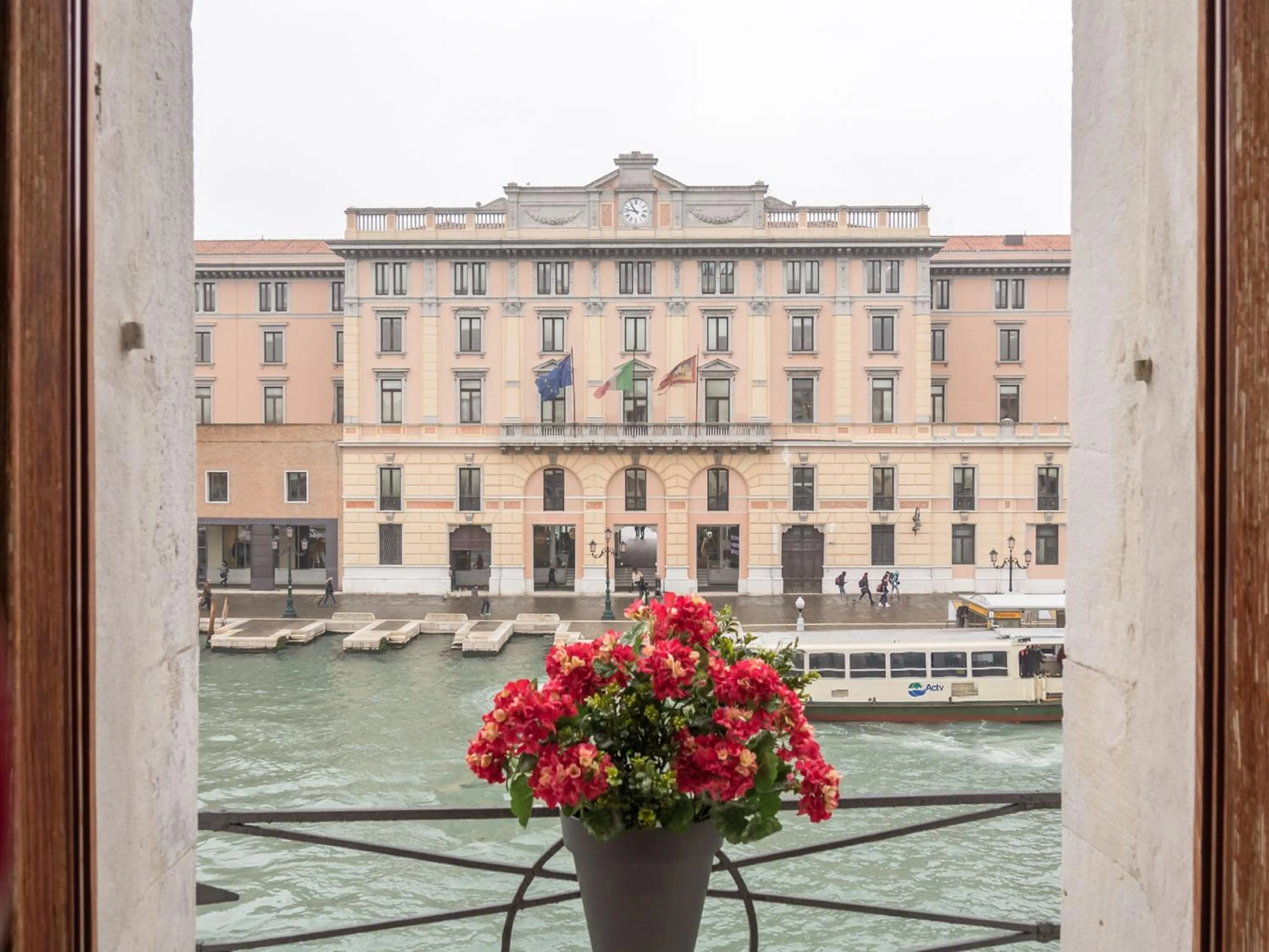 City view in Grand Canal Suite by Wonderful Italy