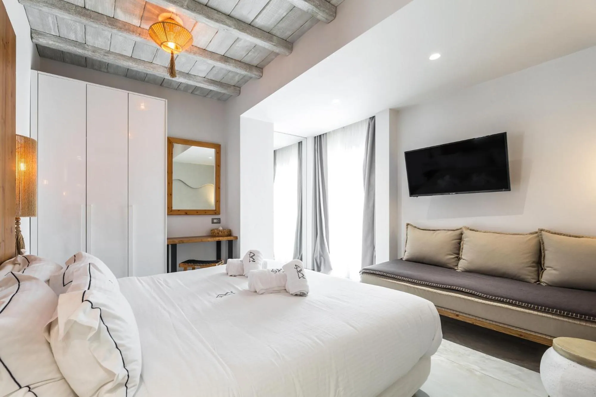 TV and multimedia, Bed in Blue Carpet Luxury Suites