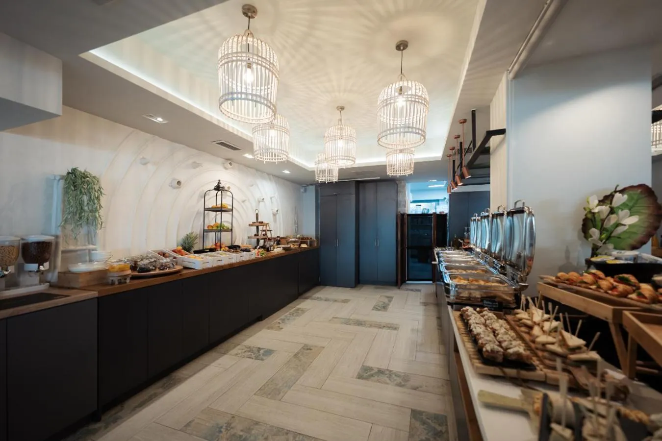 Restaurant/places to eat in Blue Carpet Luxury Suites