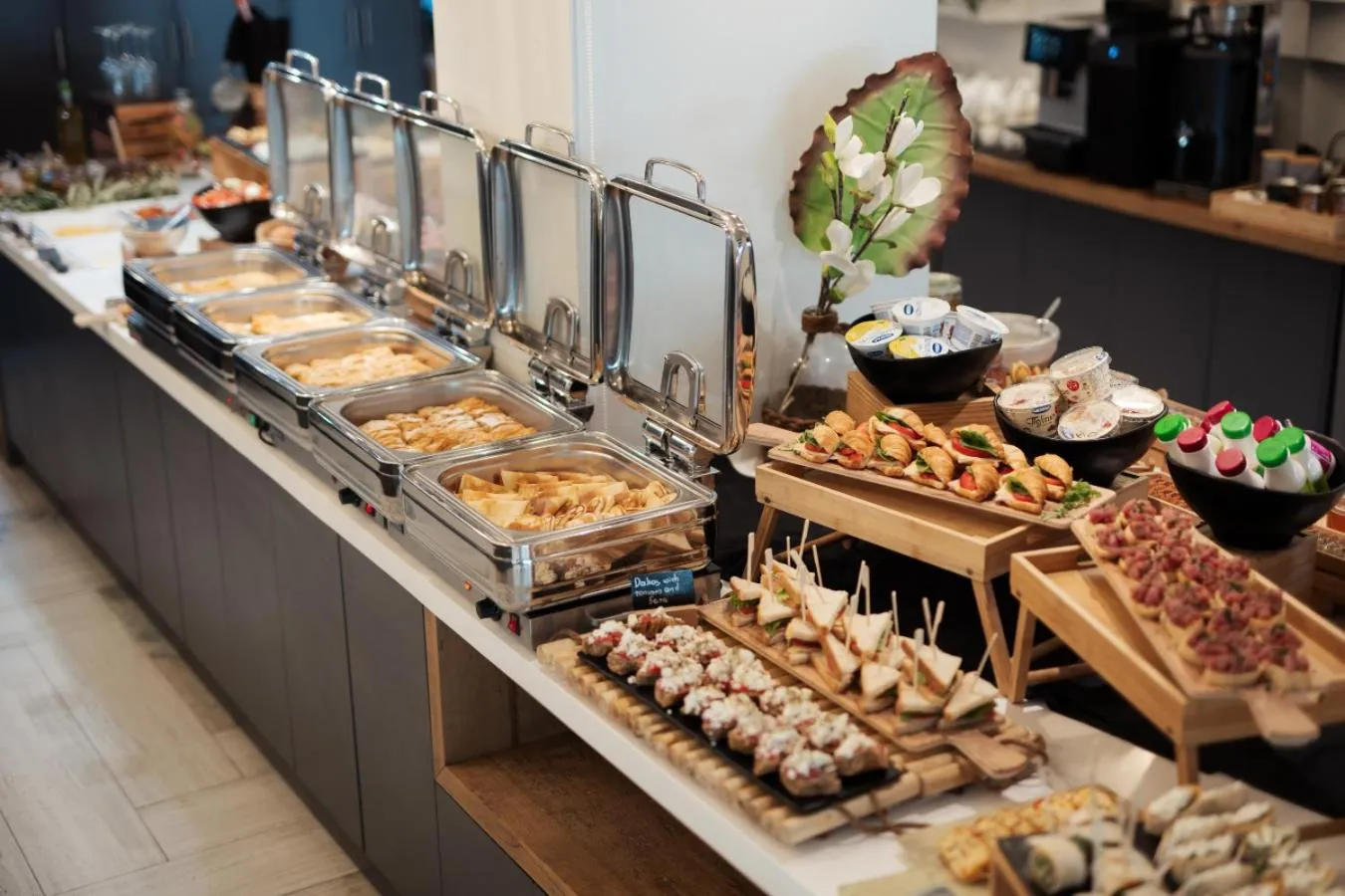 Restaurant/places to eat in Blue Carpet Luxury Suites