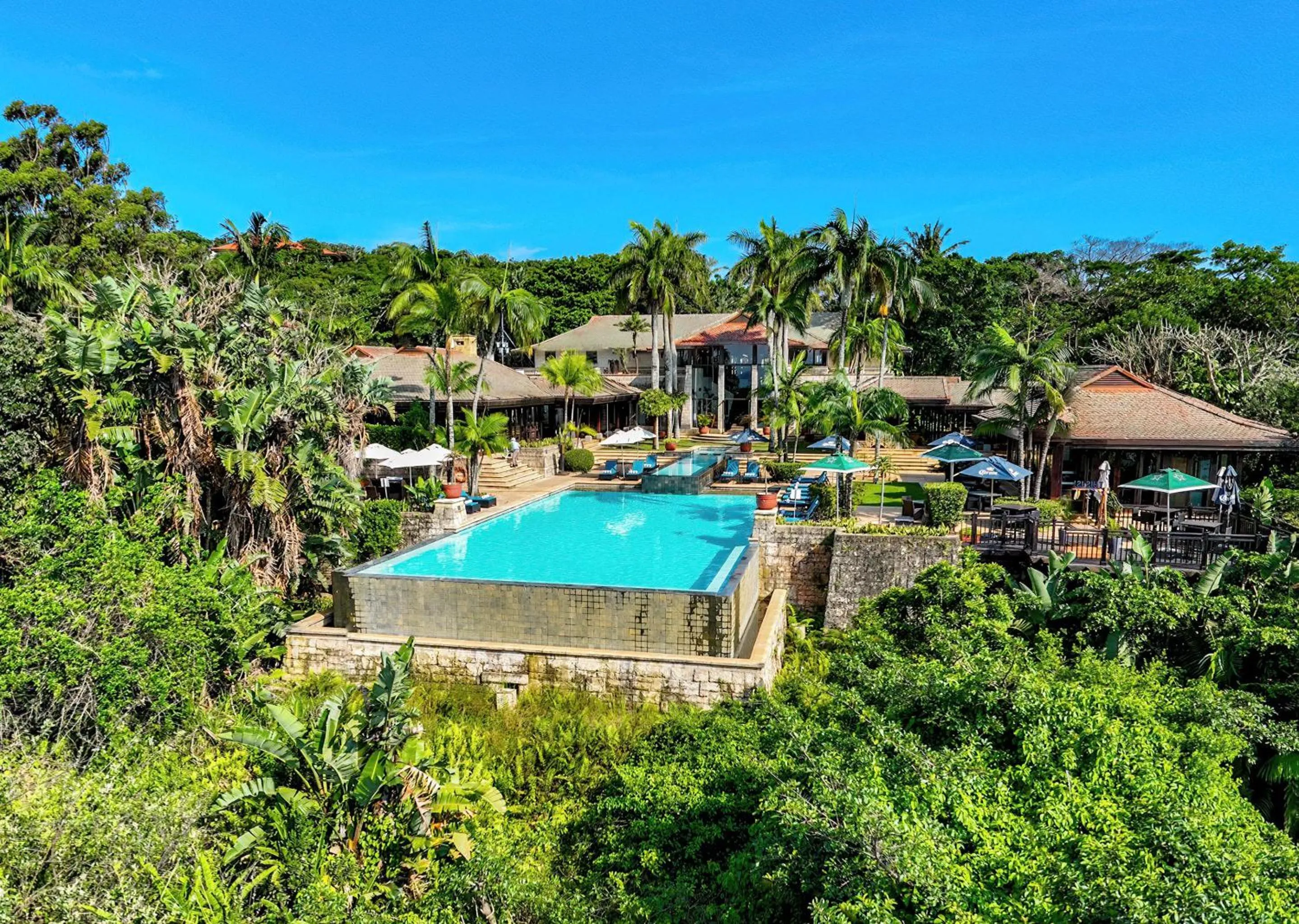 Swimming pool in Zimbali Lodge by Dream Resorts