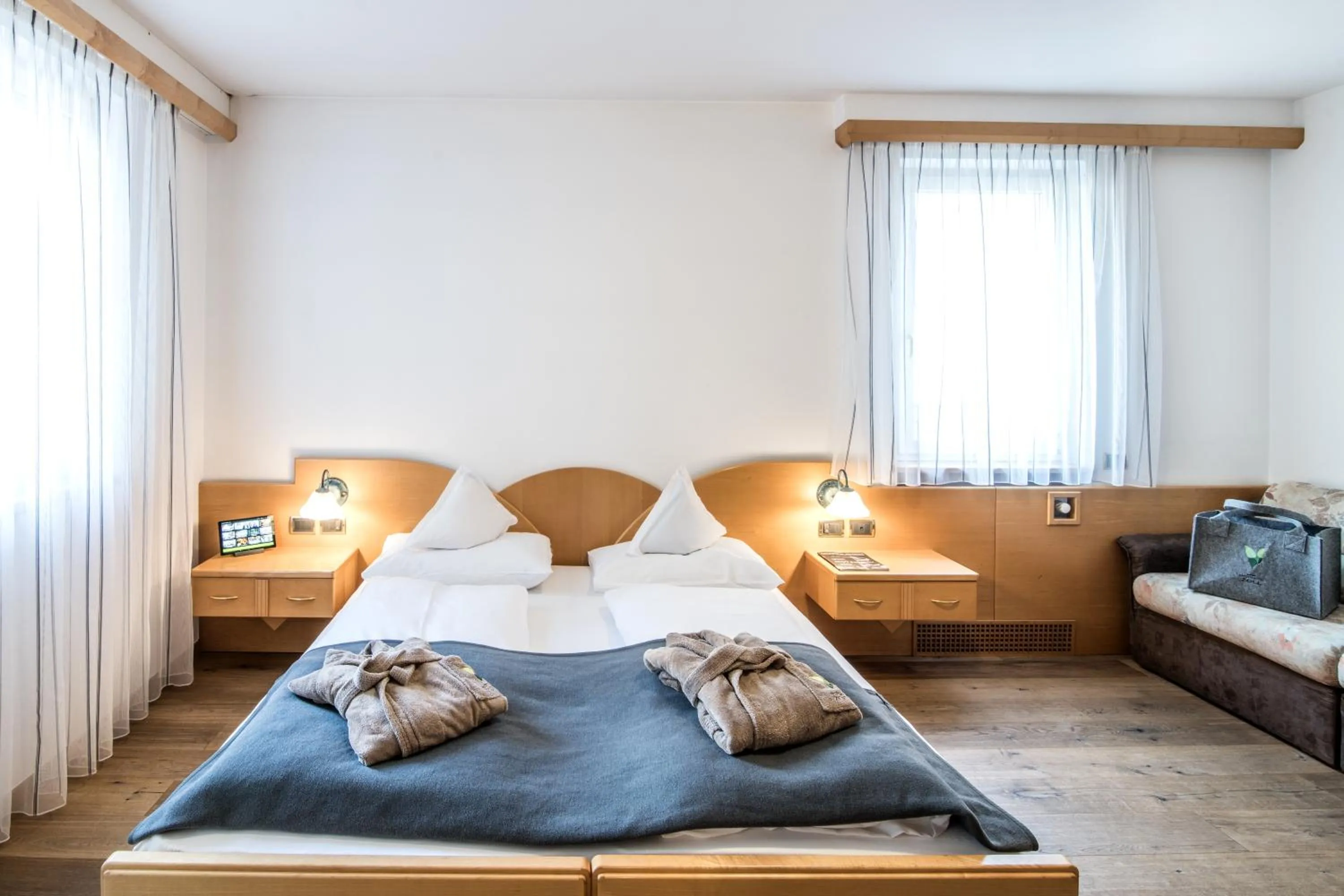 Living room, Bed in Sporthotel Zoll