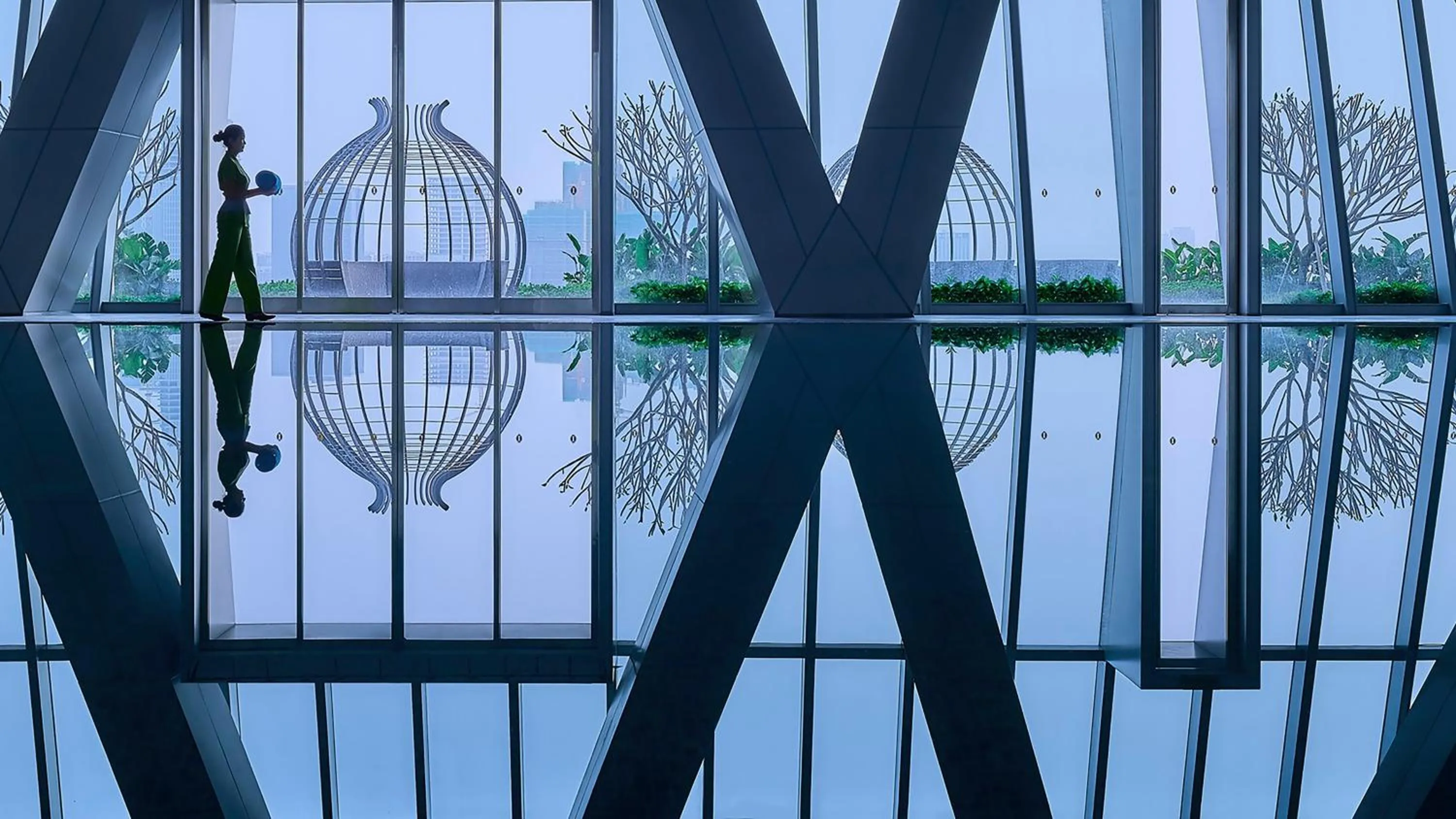 Swimming pool in InterContinental Guangzhou Exhibition Center by IHG